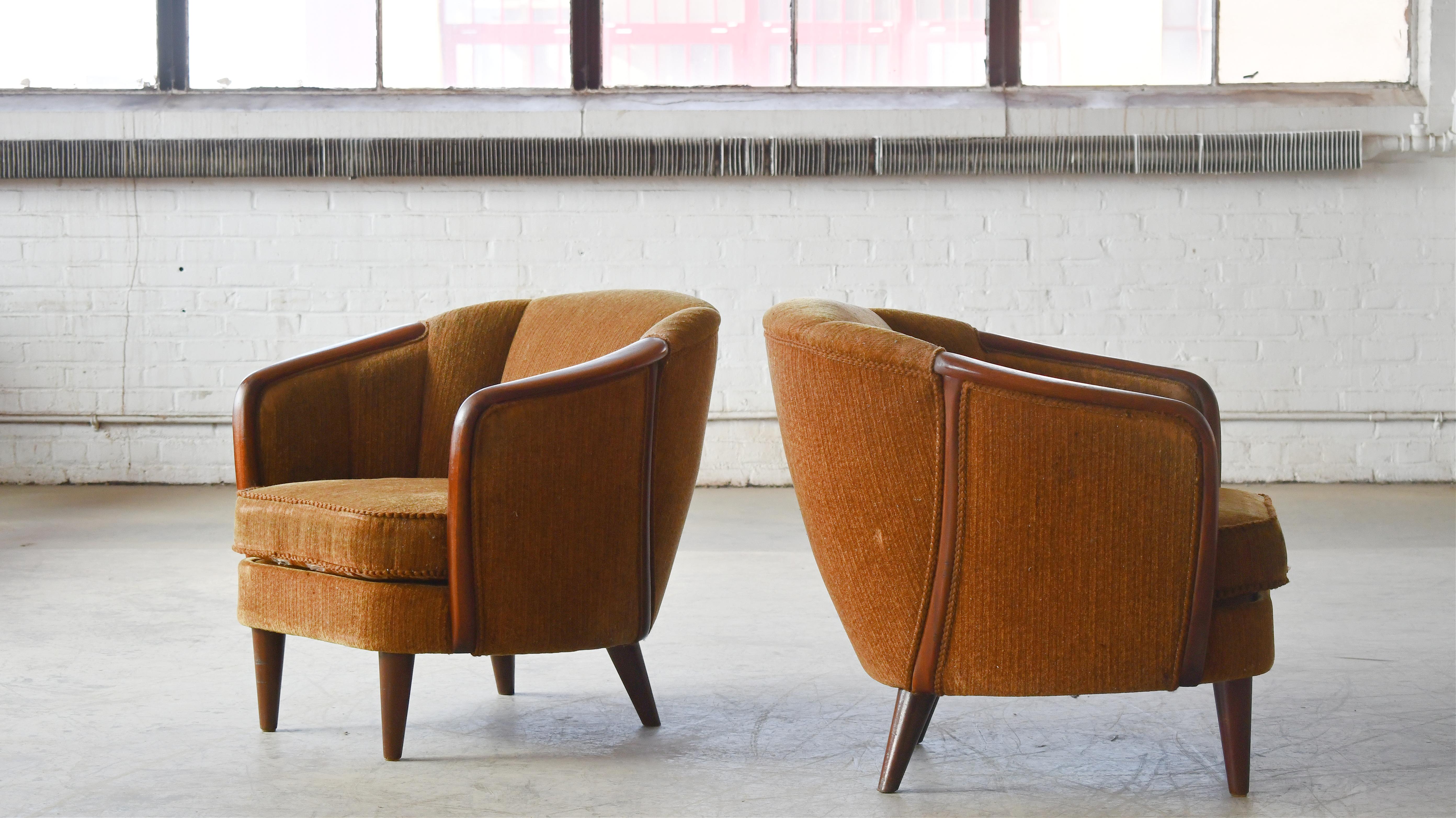 Seltene und schöne Sessel im Tonnen- oder Wannenstil, hergestellt in Dänemark in den 1950er Jahren.  Einzigartiges Design und eine starke Präsenz, um einen Raum zu verankern. Beine, Armlehnen und Einbaurahmen aus Teakholz mit schöner Farbe, Maserung