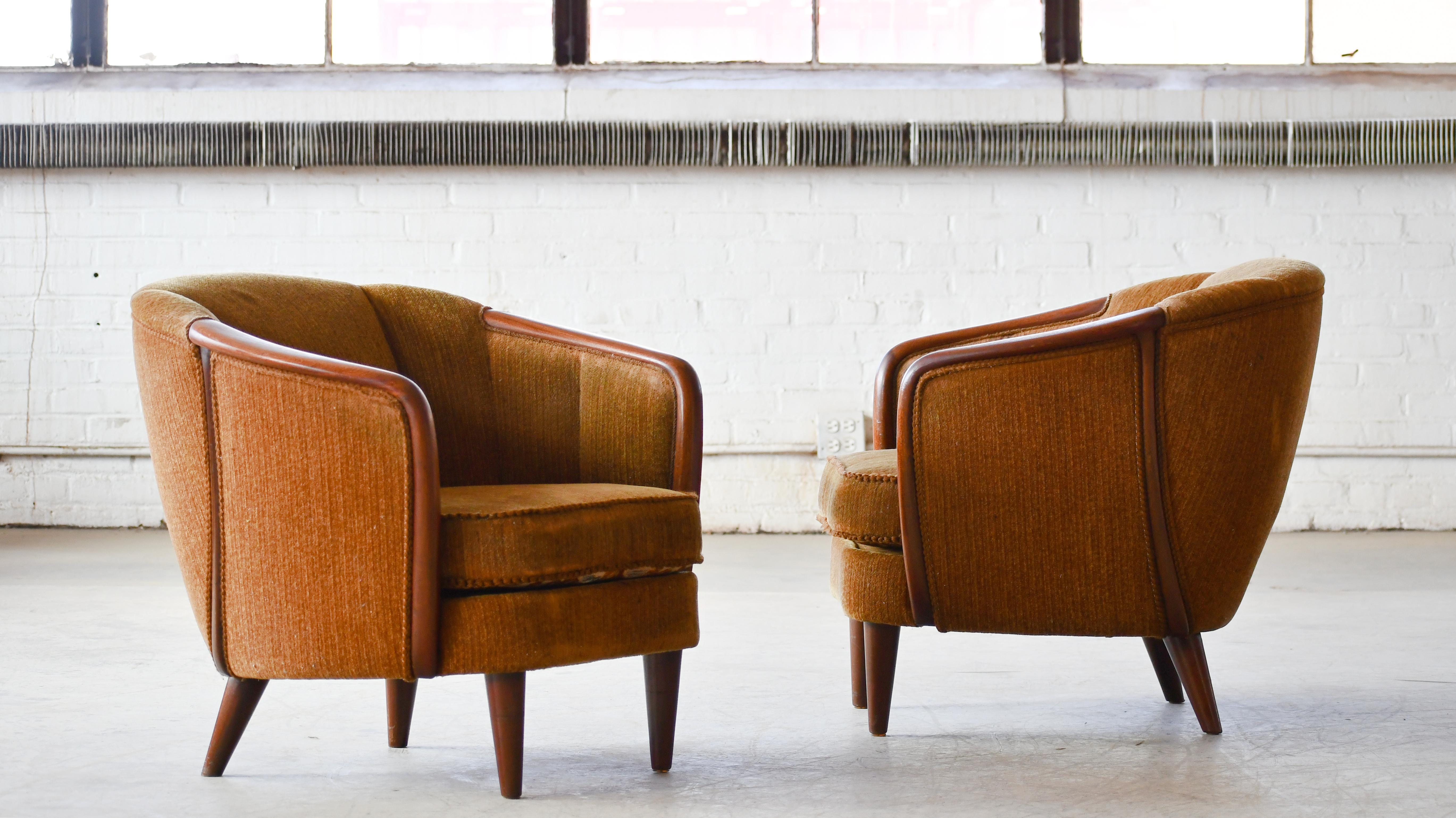 Paar seltene dänische Stühle im Fass-Stil der 1950er Jahre mit Armlehnen aus Teakholz (Moderne der Mitte des Jahrhunderts) im Angebot