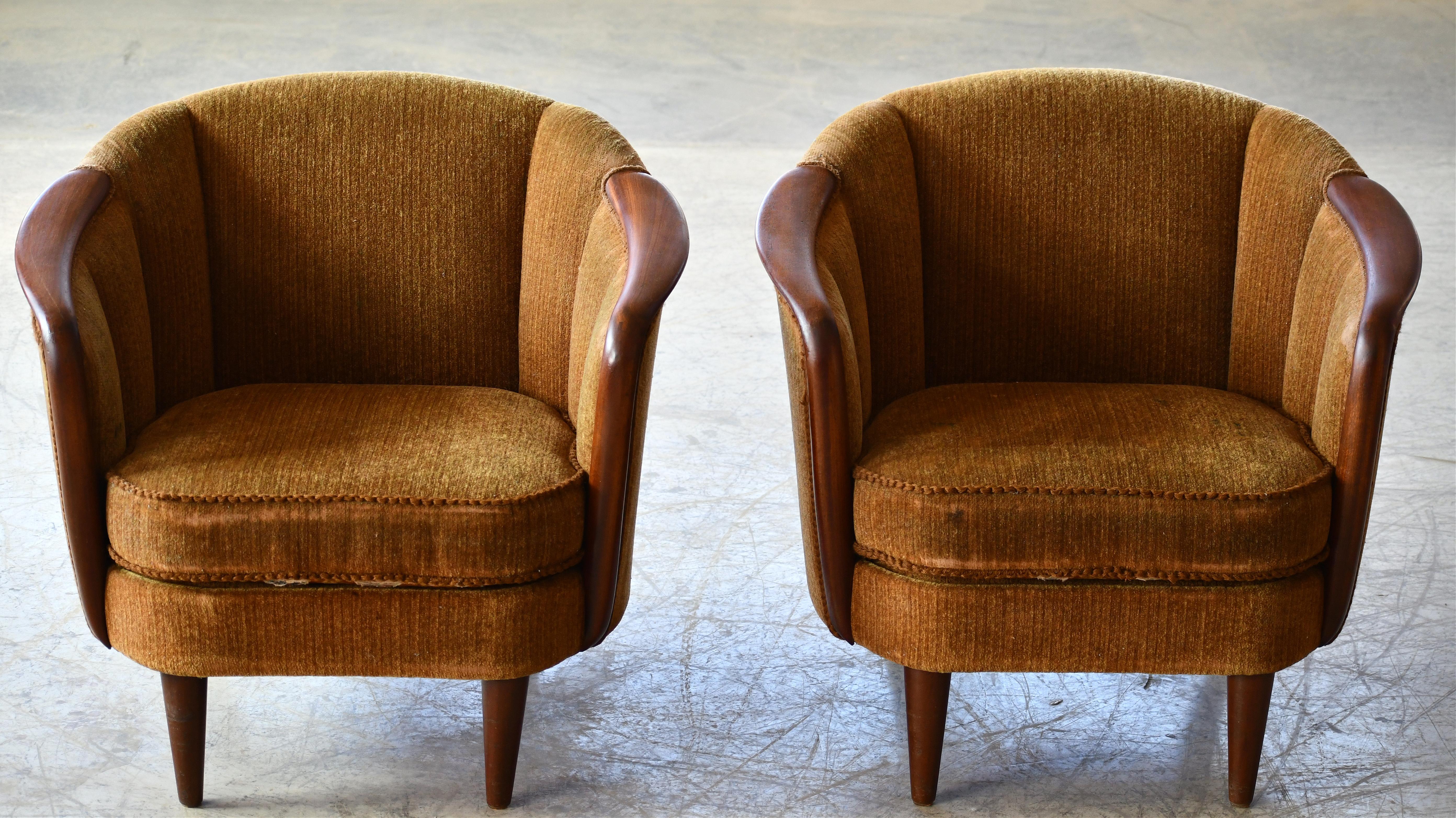 Paar seltene dänische Stühle im Fass-Stil der 1950er Jahre mit Armlehnen aus Teakholz (Dänisch) im Angebot