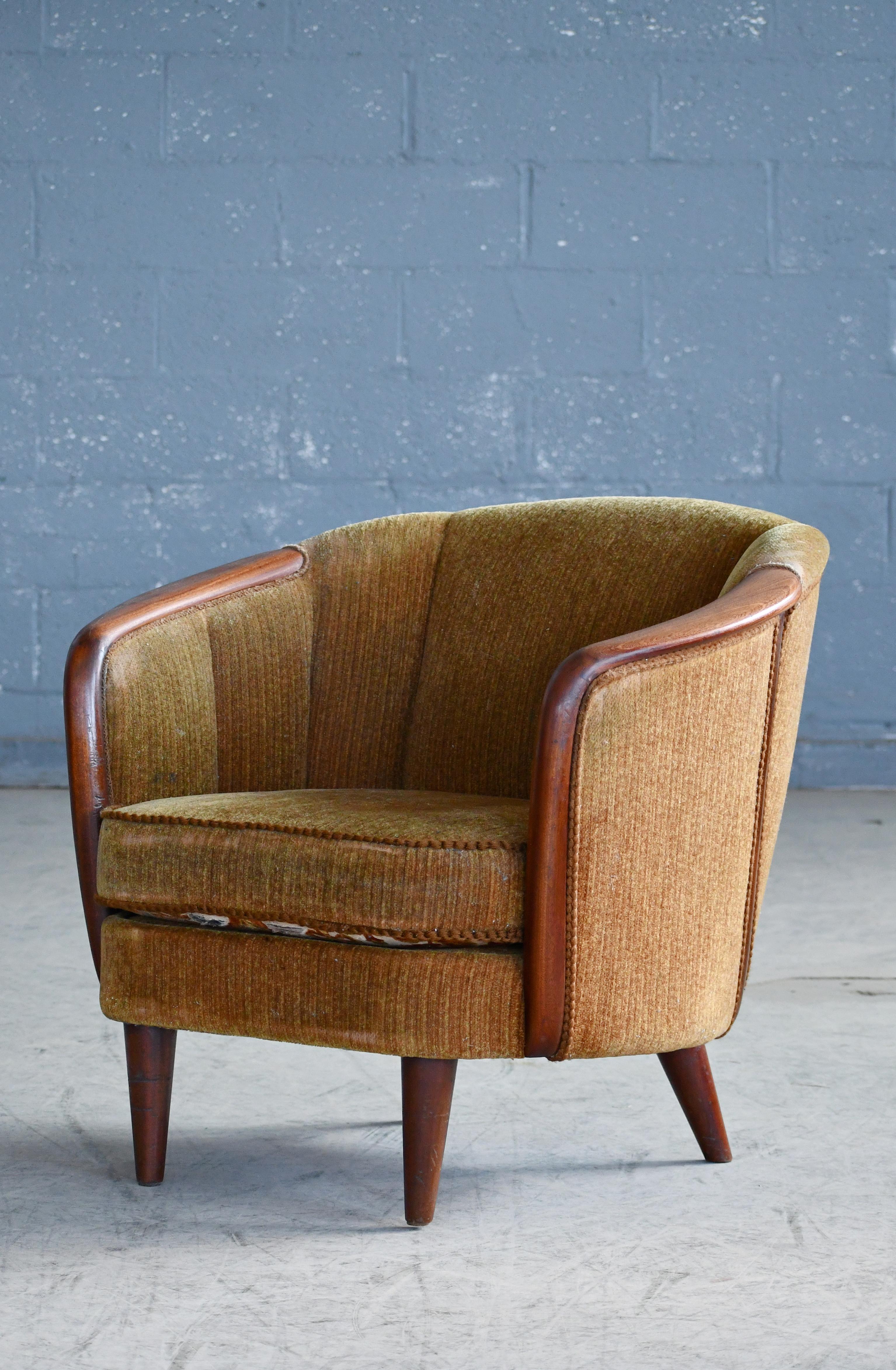 Milieu du XXe siècle Paire de chaises danoises rares de style baril des années 1950 avec accoudoirs en teck en vente