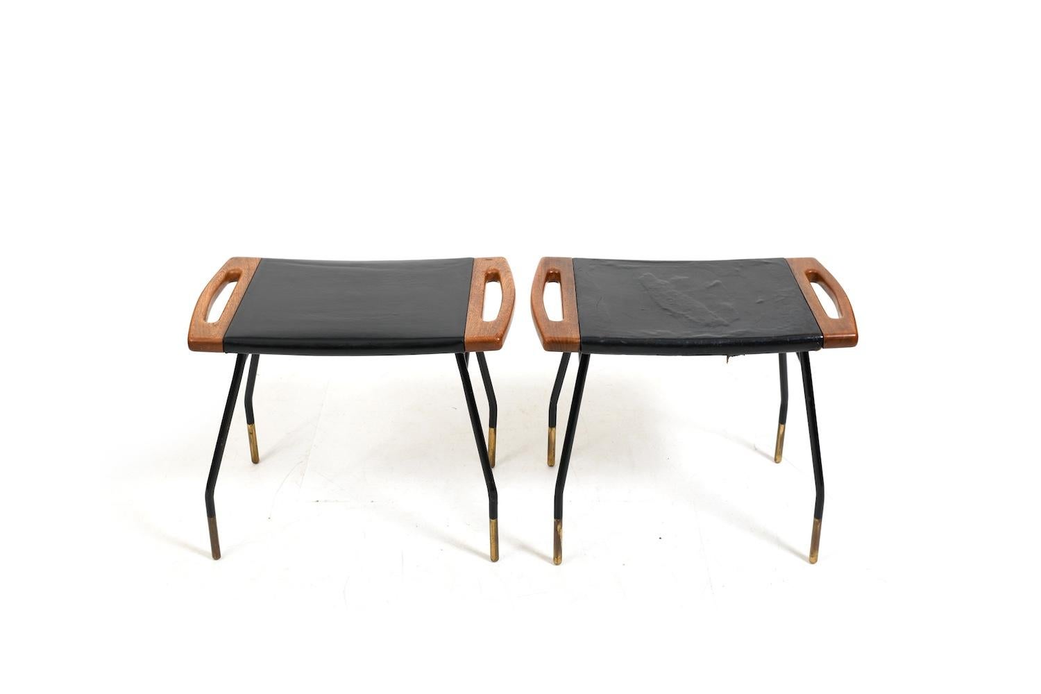 Paar seltene dänische Hocker in Teak und Leder 1950s (20. Jahrhundert) im Angebot