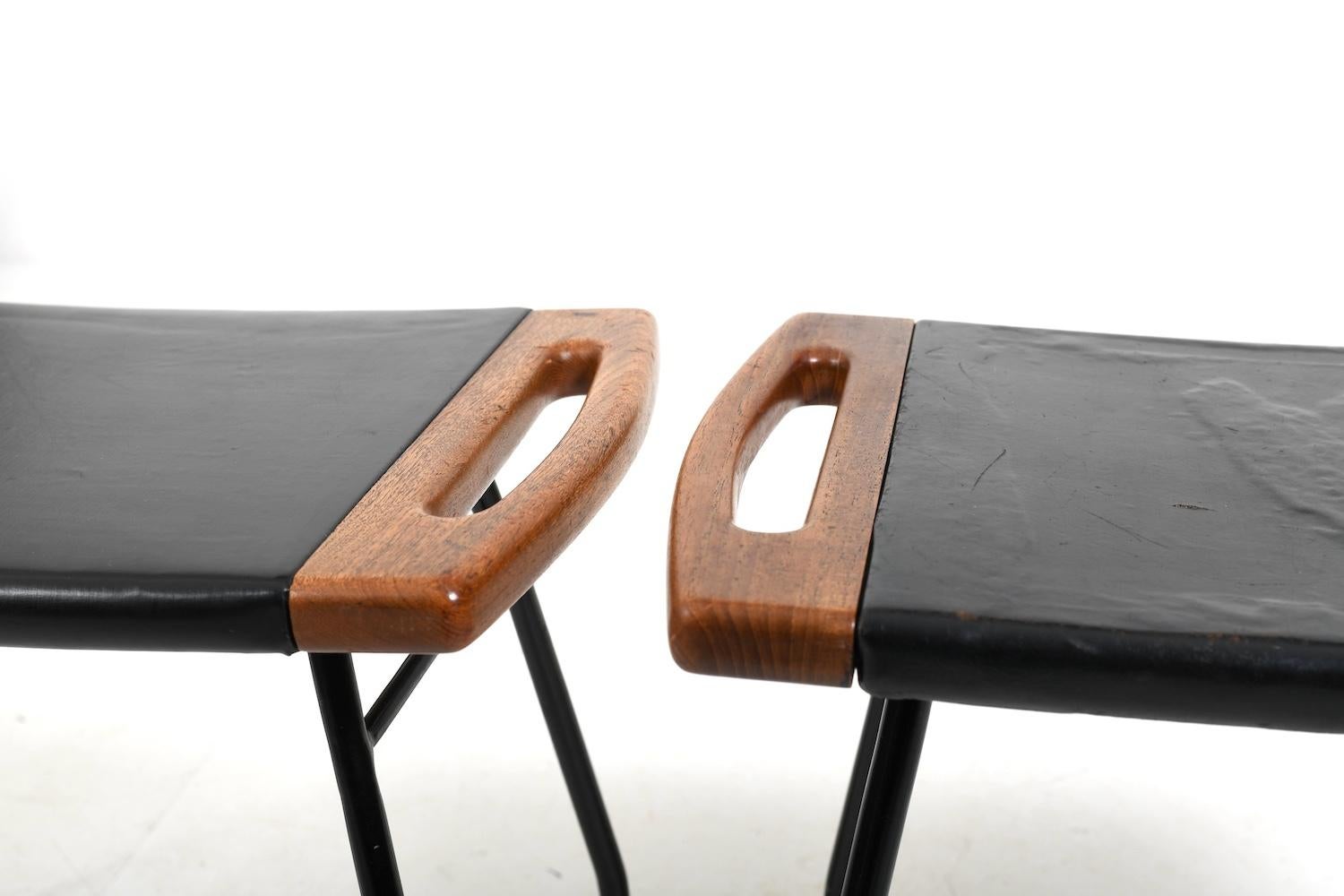 Paar seltene dänische Hocker in Teak und Leder 1950s (Metall) im Angebot