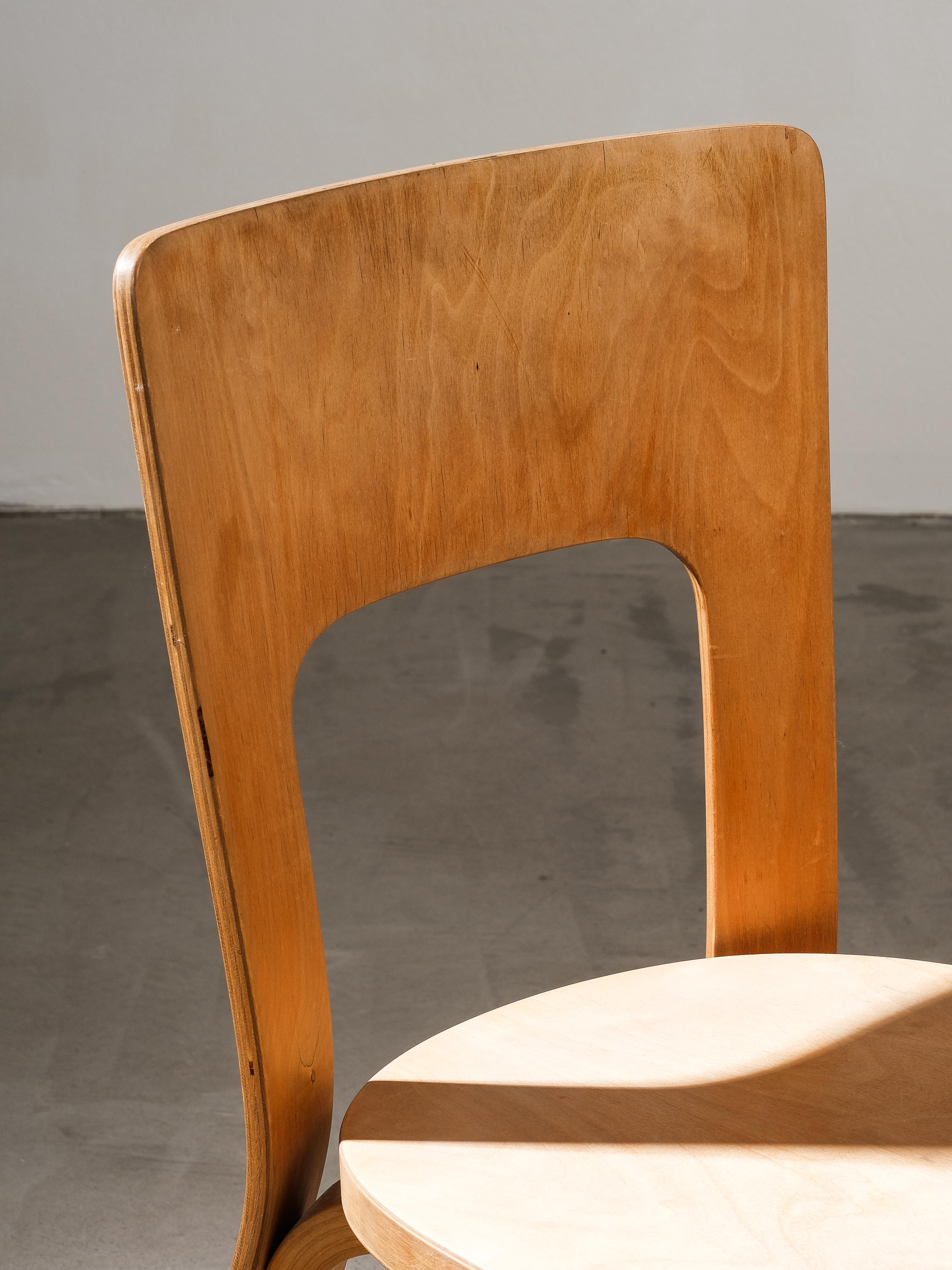 Ein Paar seltene E66-Stühle von Alvar Aalto für Artek, Finnland im Angebot 4
