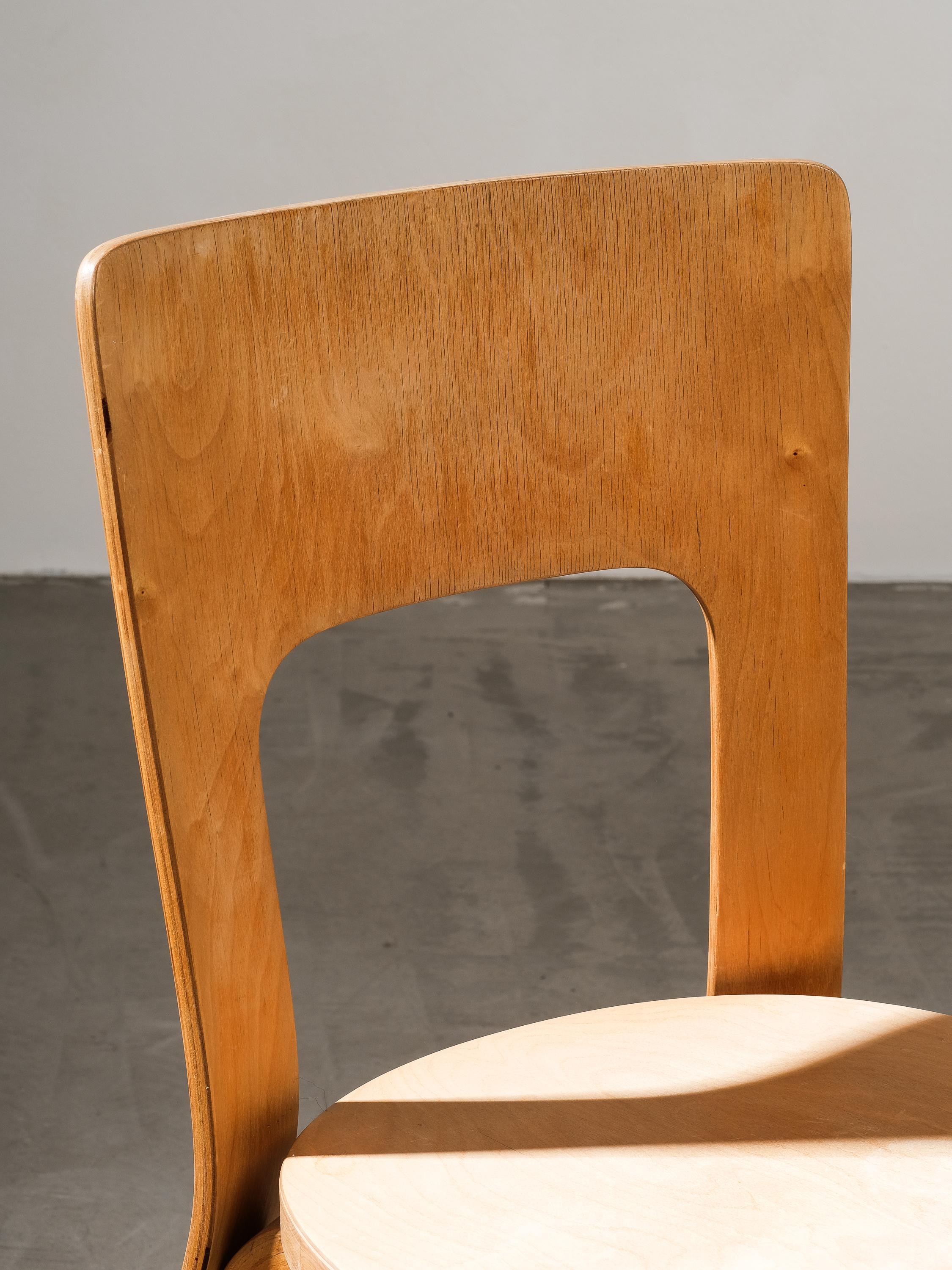 Ein Paar seltene E66-Stühle von Alvar Aalto für Artek, Finnland im Angebot 5