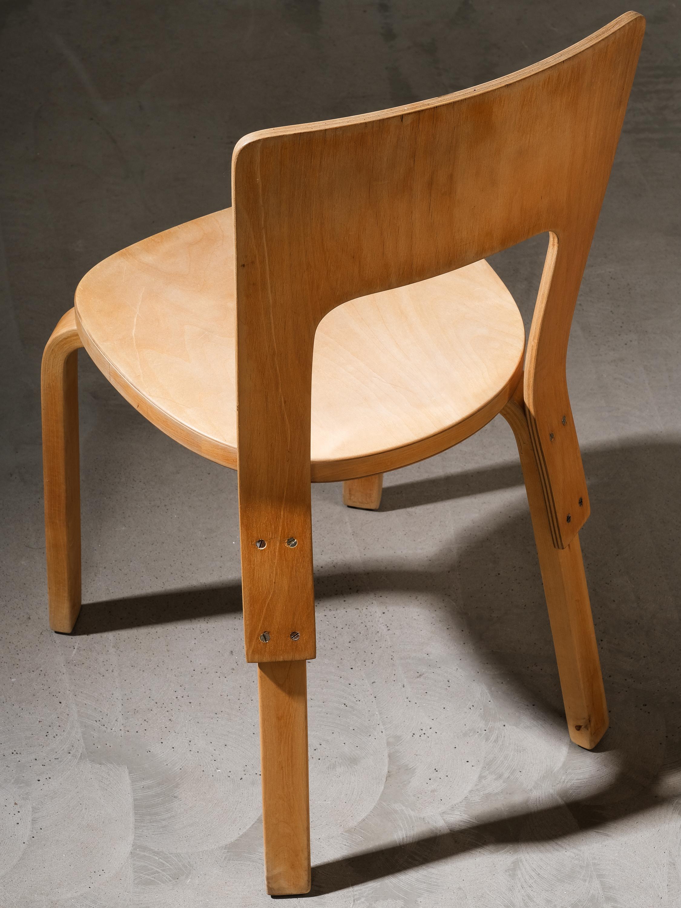 Ein Paar seltene E66-Stühle von Alvar Aalto für Artek, Finnland im Angebot 6