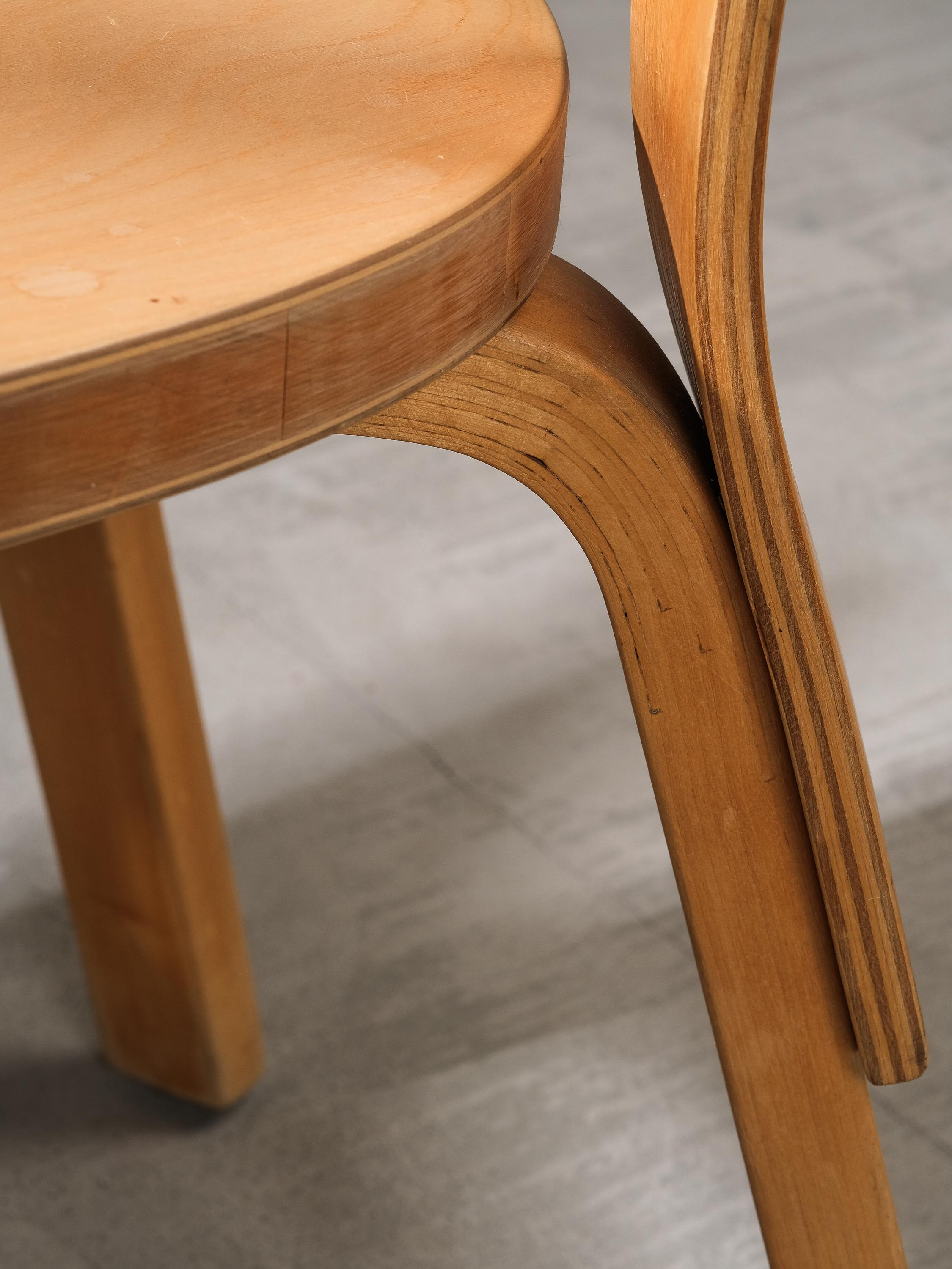 Ein Paar seltene E66-Stühle von Alvar Aalto für Artek, Finnland im Angebot 8