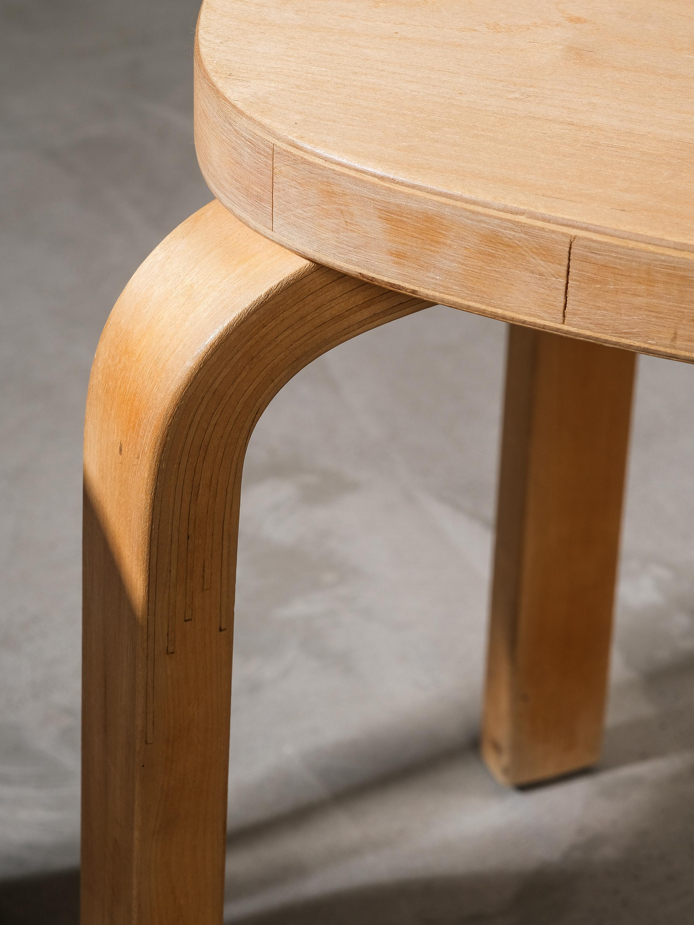 Ein Paar seltene E66-Stühle von Alvar Aalto für Artek, Finnland im Angebot 9