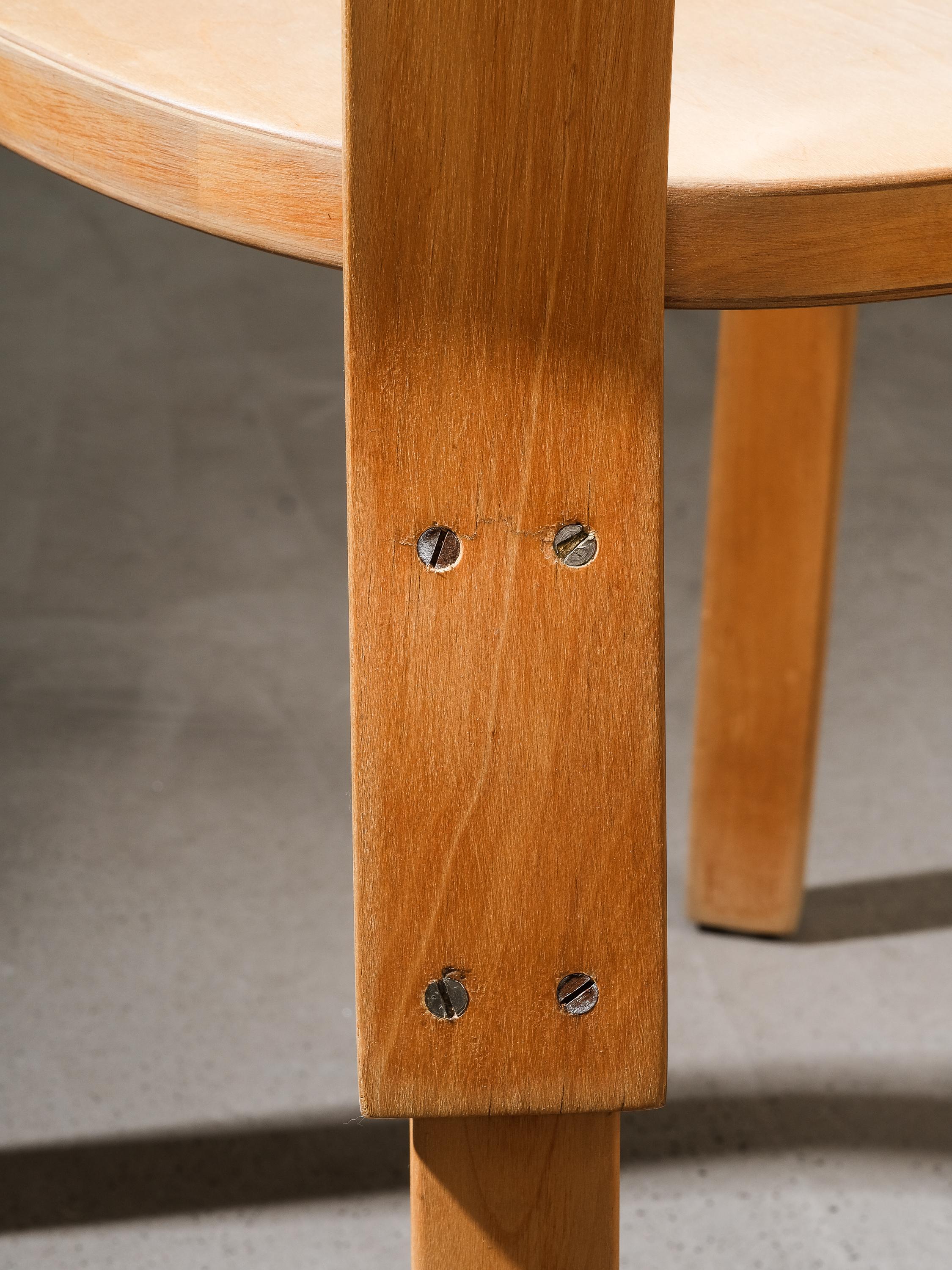 Ein Paar seltene E66-Stühle von Alvar Aalto für Artek, Finnland im Angebot 11