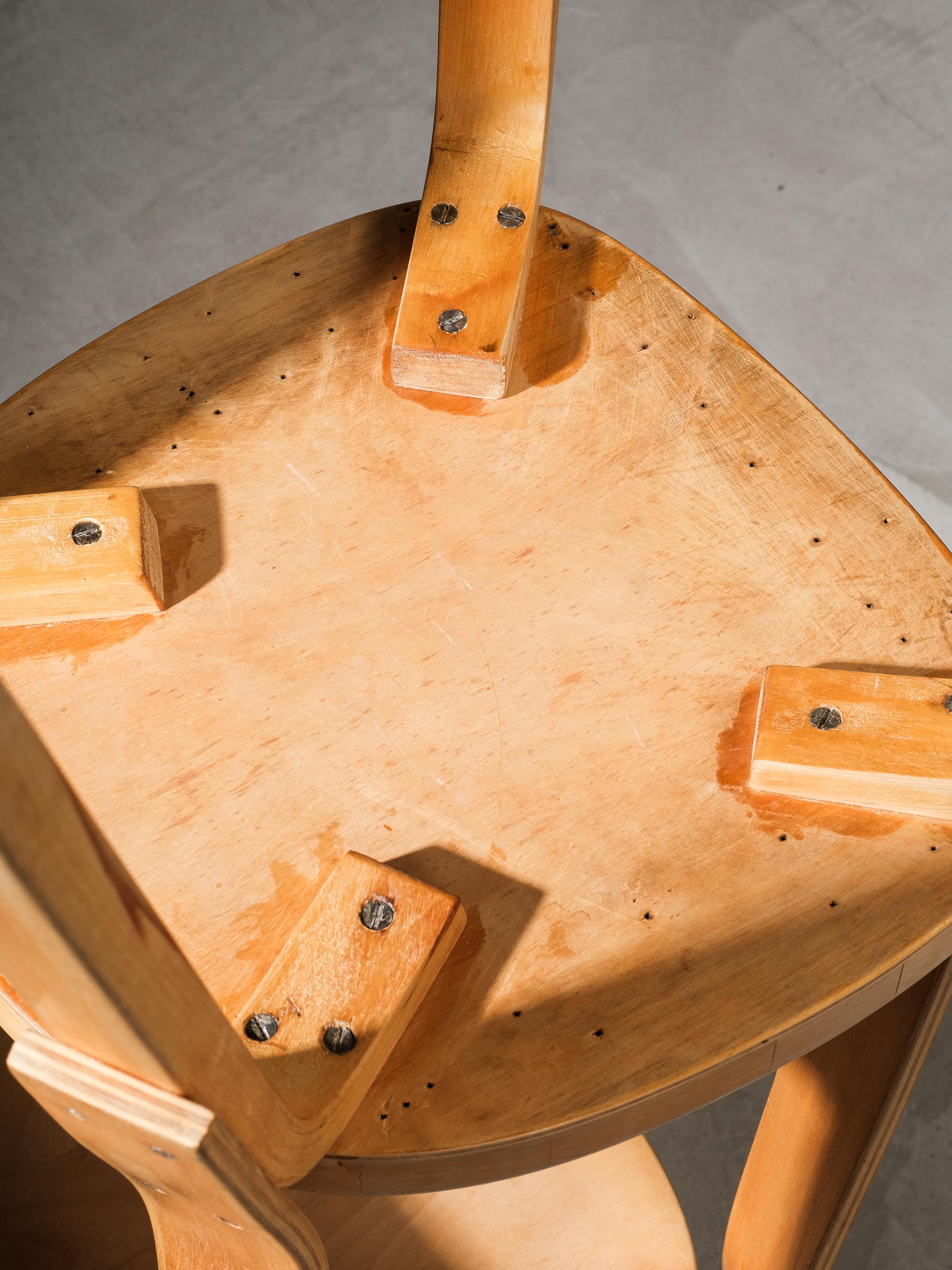Ein Paar seltene E66-Stühle von Alvar Aalto für Artek, Finnland im Angebot 12