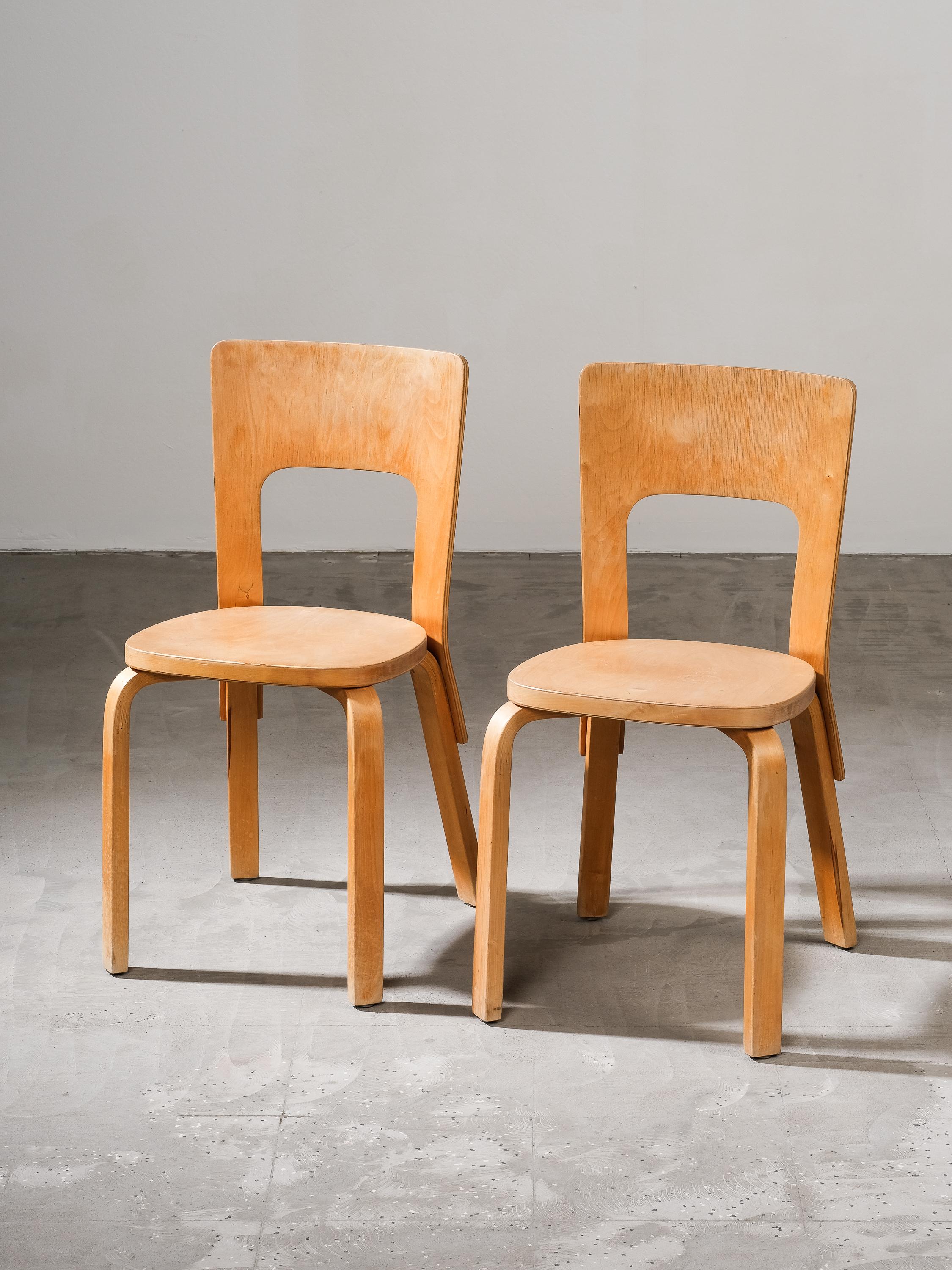 Ein seltenes Paar Stühle des Modells E66 von Alvar Aalto, entworfen in den 1930er Jahren. Guter Vintage-Zustand, Patina im Einklang mit Alter und Gebrauch. Die Stühle werden als Set verkauft.

Wir können die Stühle demontieren und die Teile für den