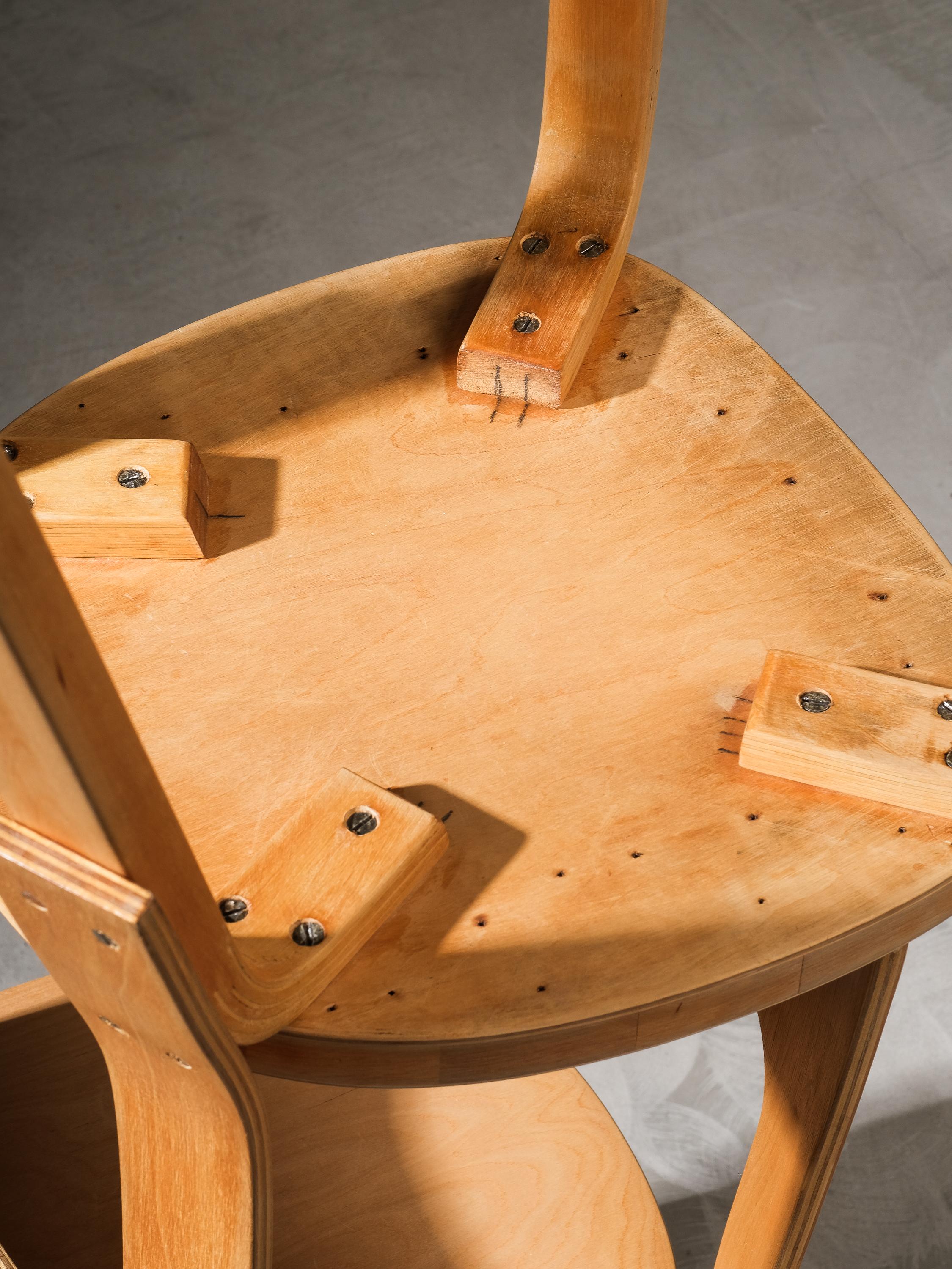 Ein Paar seltene E66-Stühle von Alvar Aalto für Artek, Finnland im Angebot 13