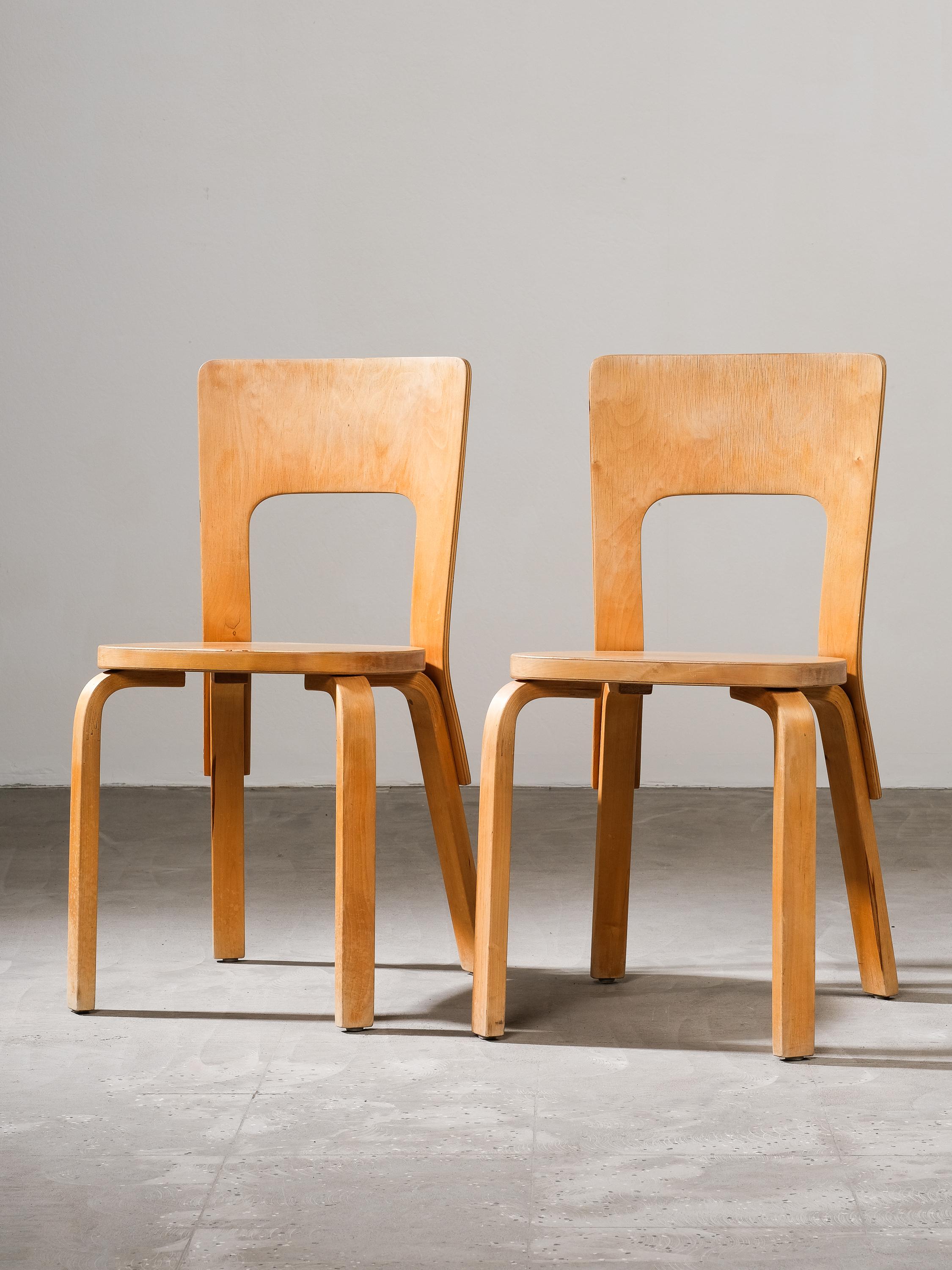 Ein Paar seltene E66-Stühle von Alvar Aalto für Artek, Finnland (Skandinavische Moderne) im Angebot