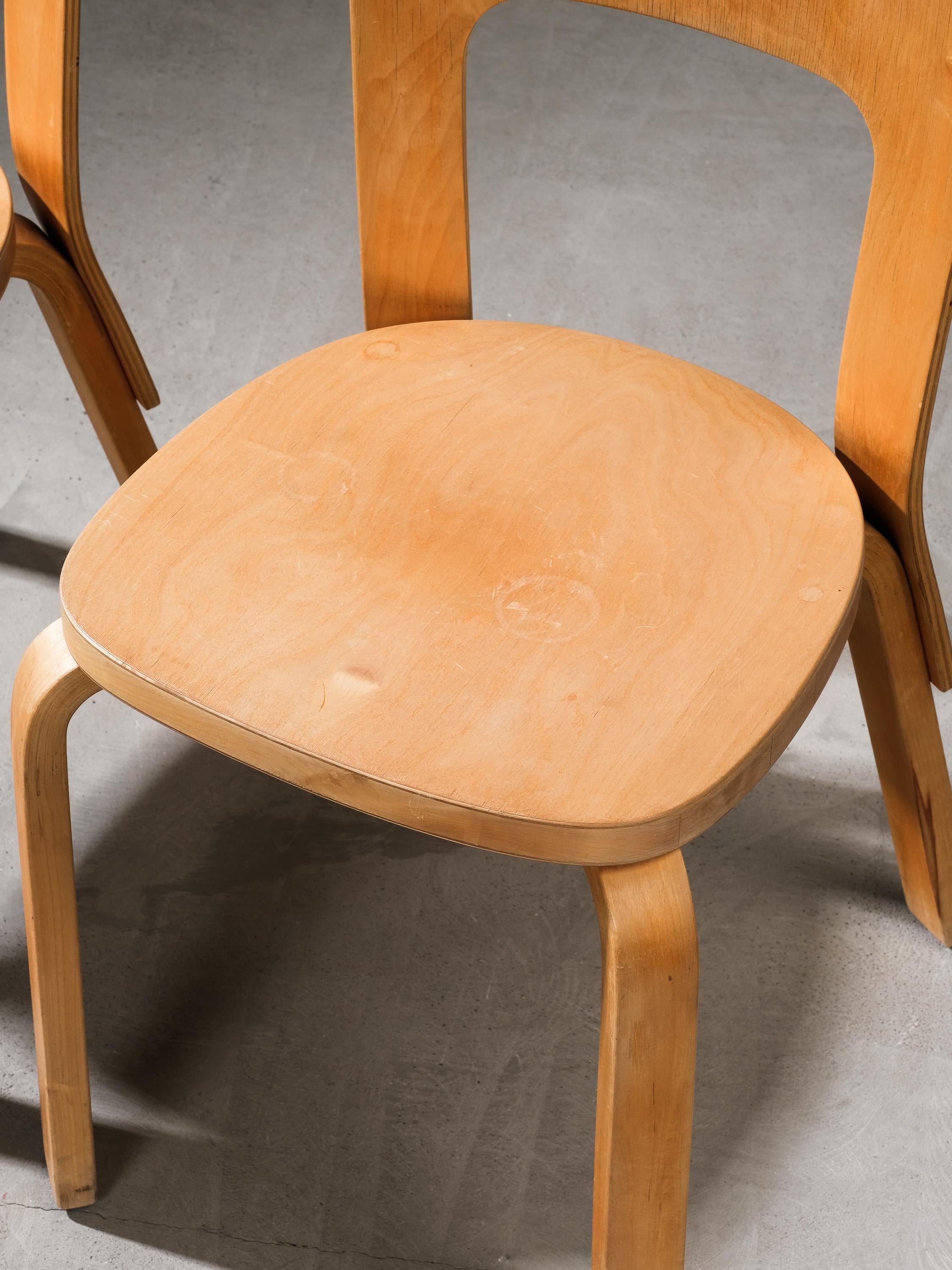 Ein Paar seltene E66-Stühle von Alvar Aalto für Artek, Finnland (Finnisch) im Angebot
