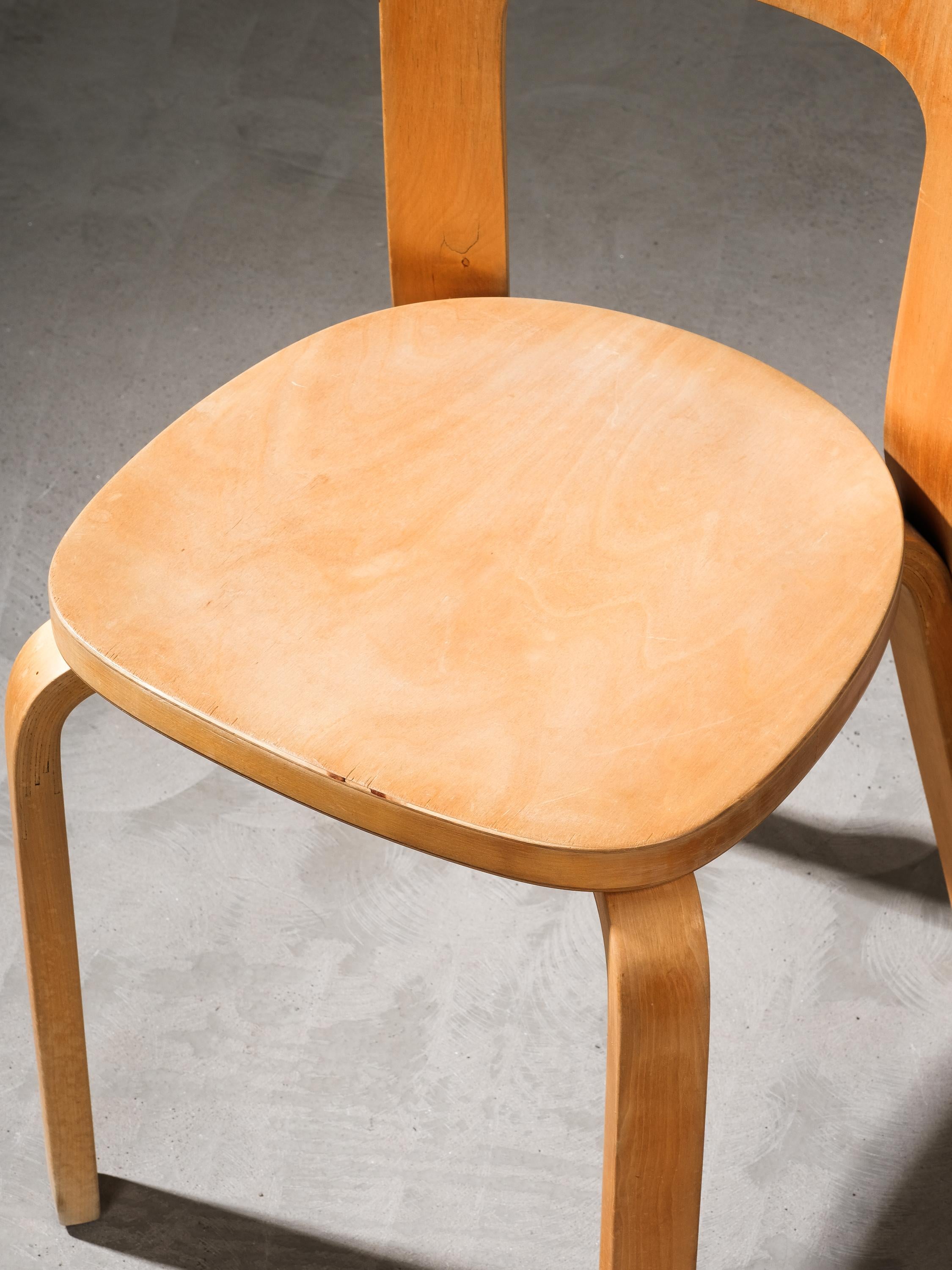 Ein Paar seltene E66-Stühle von Alvar Aalto für Artek, Finnland im Zustand „Gut“ im Angebot in Karis, Nyland
