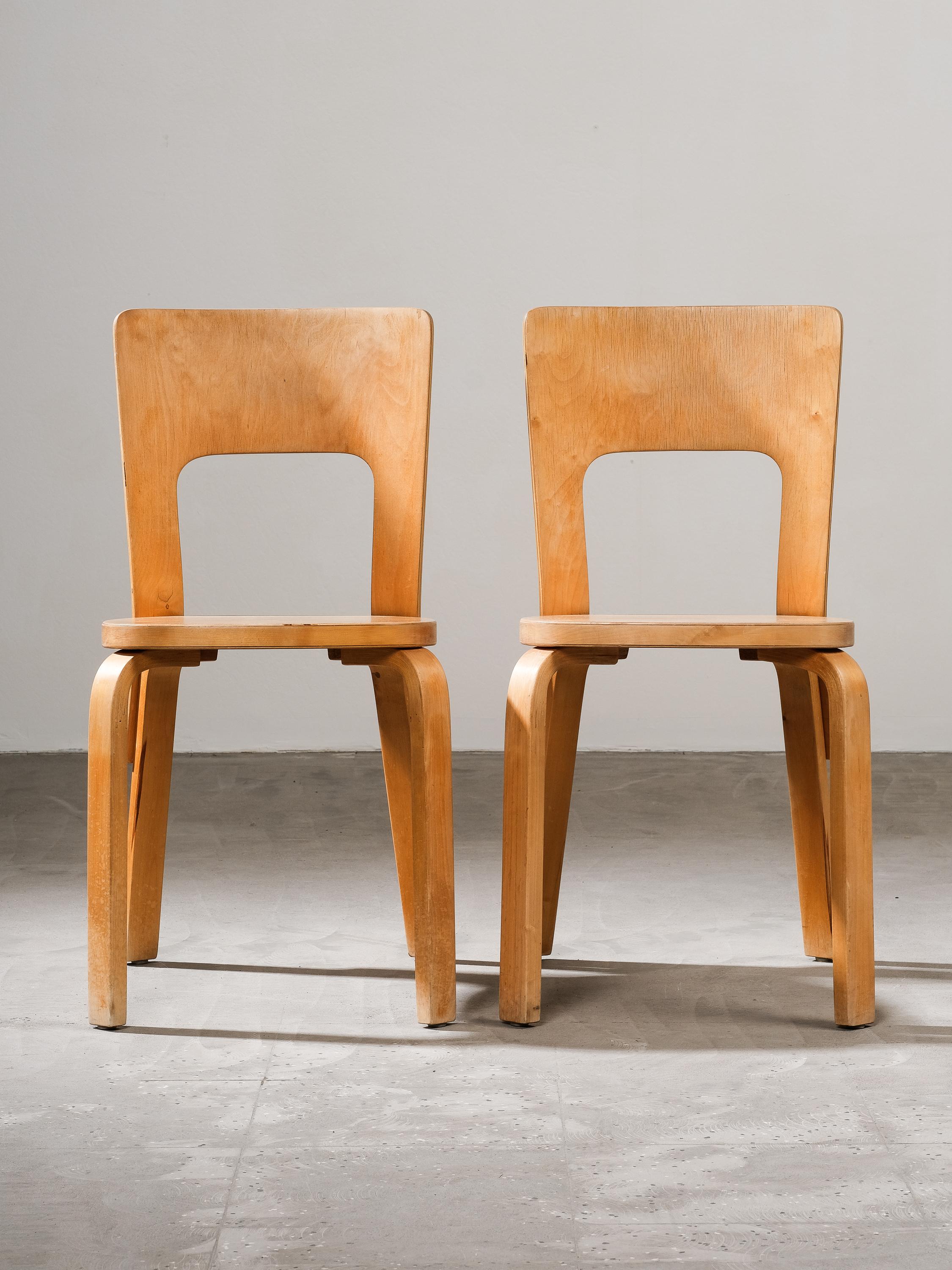 Ein Paar seltene E66-Stühle von Alvar Aalto für Artek, Finnland (20. Jahrhundert) im Angebot