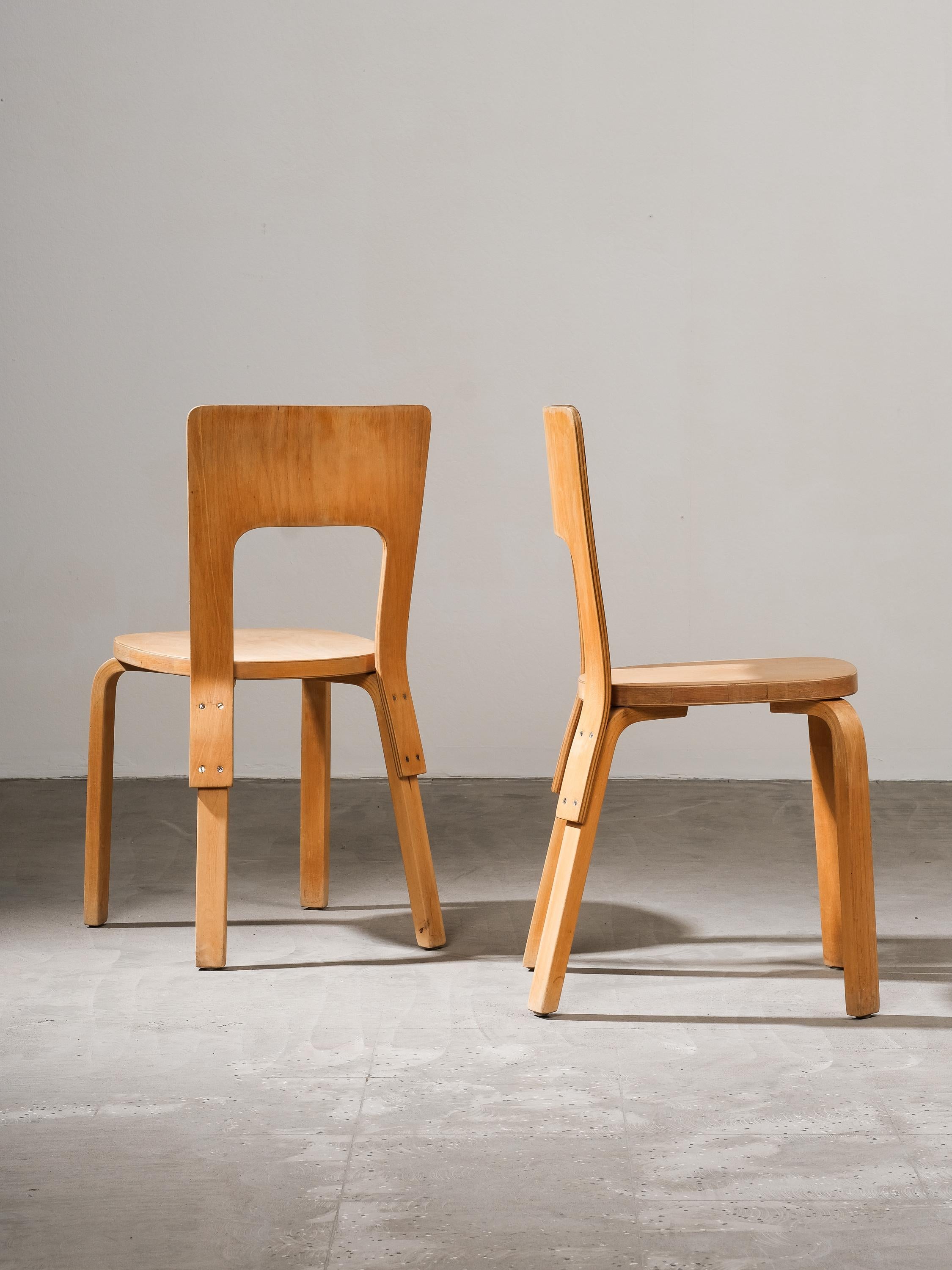 Ein Paar seltene E66-Stühle von Alvar Aalto für Artek, Finnland (Birke) im Angebot