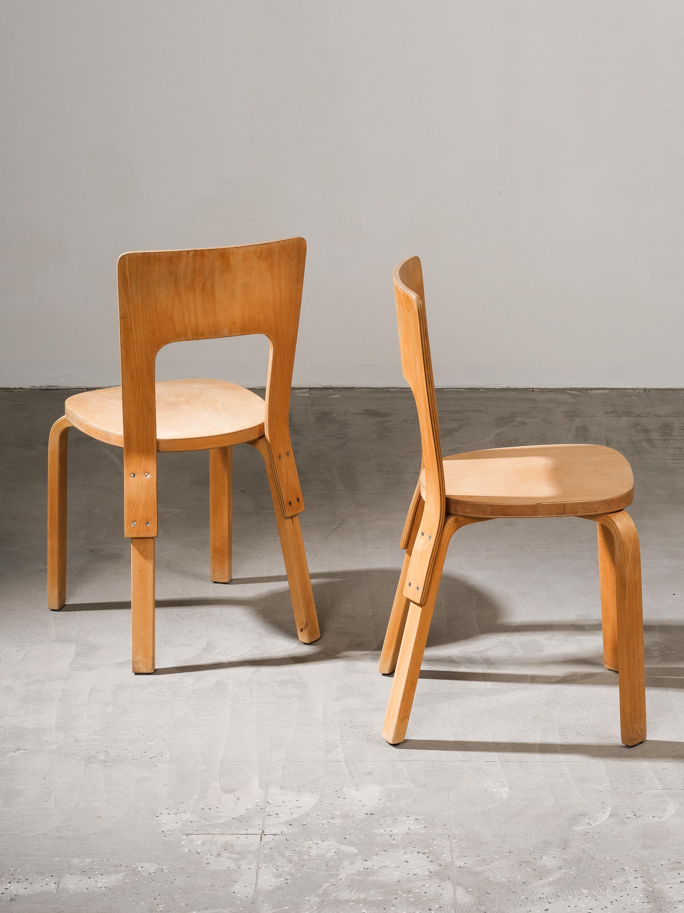 Ein Paar seltene E66-Stühle von Alvar Aalto für Artek, Finnland im Angebot 1