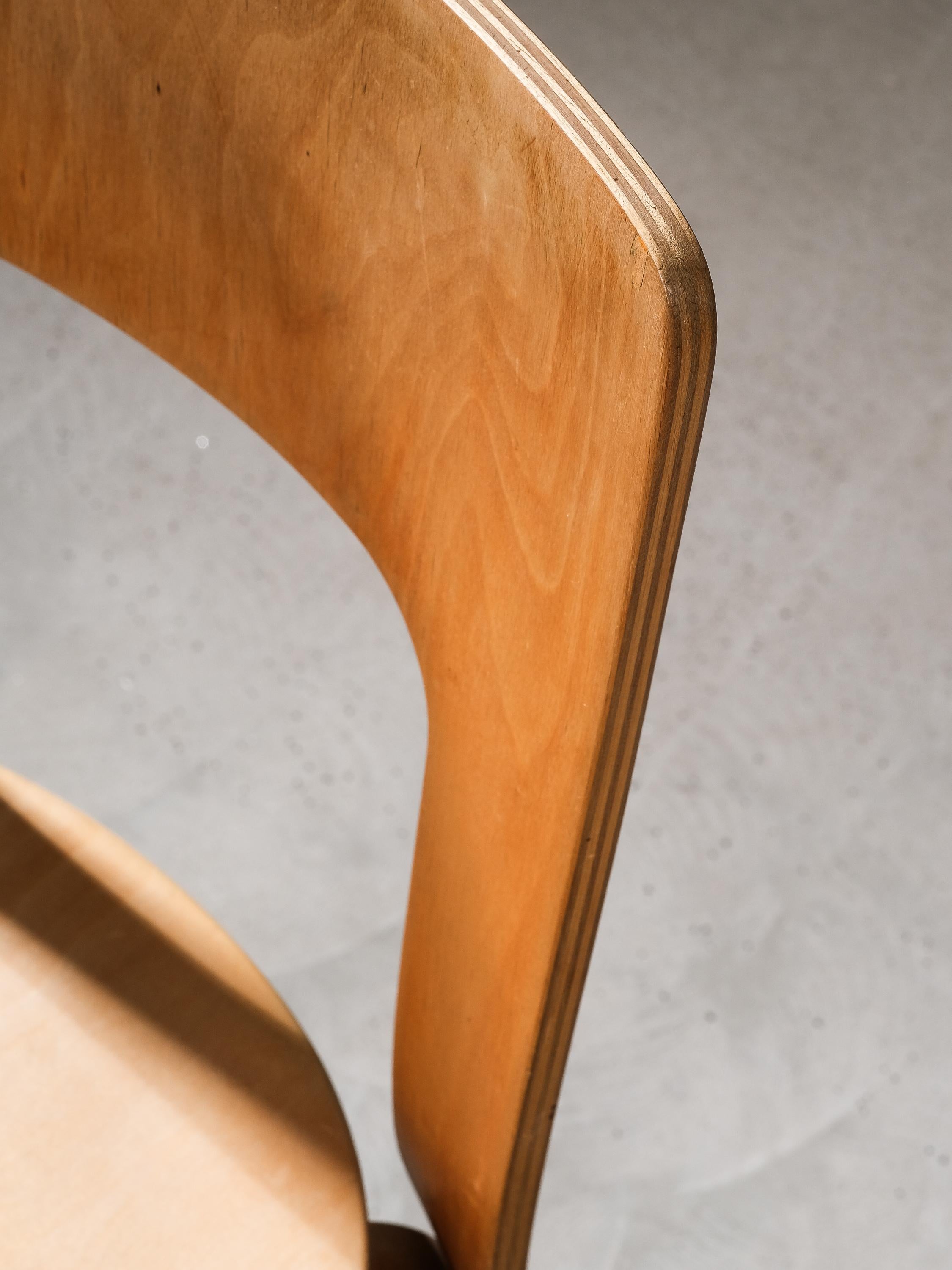 Ein Paar seltene E66-Stühle von Alvar Aalto für Artek, Finnland im Angebot 2