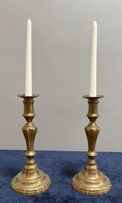 Raro par de candeleros de metal acampanados de principios del siglo XVIII de Luis XV