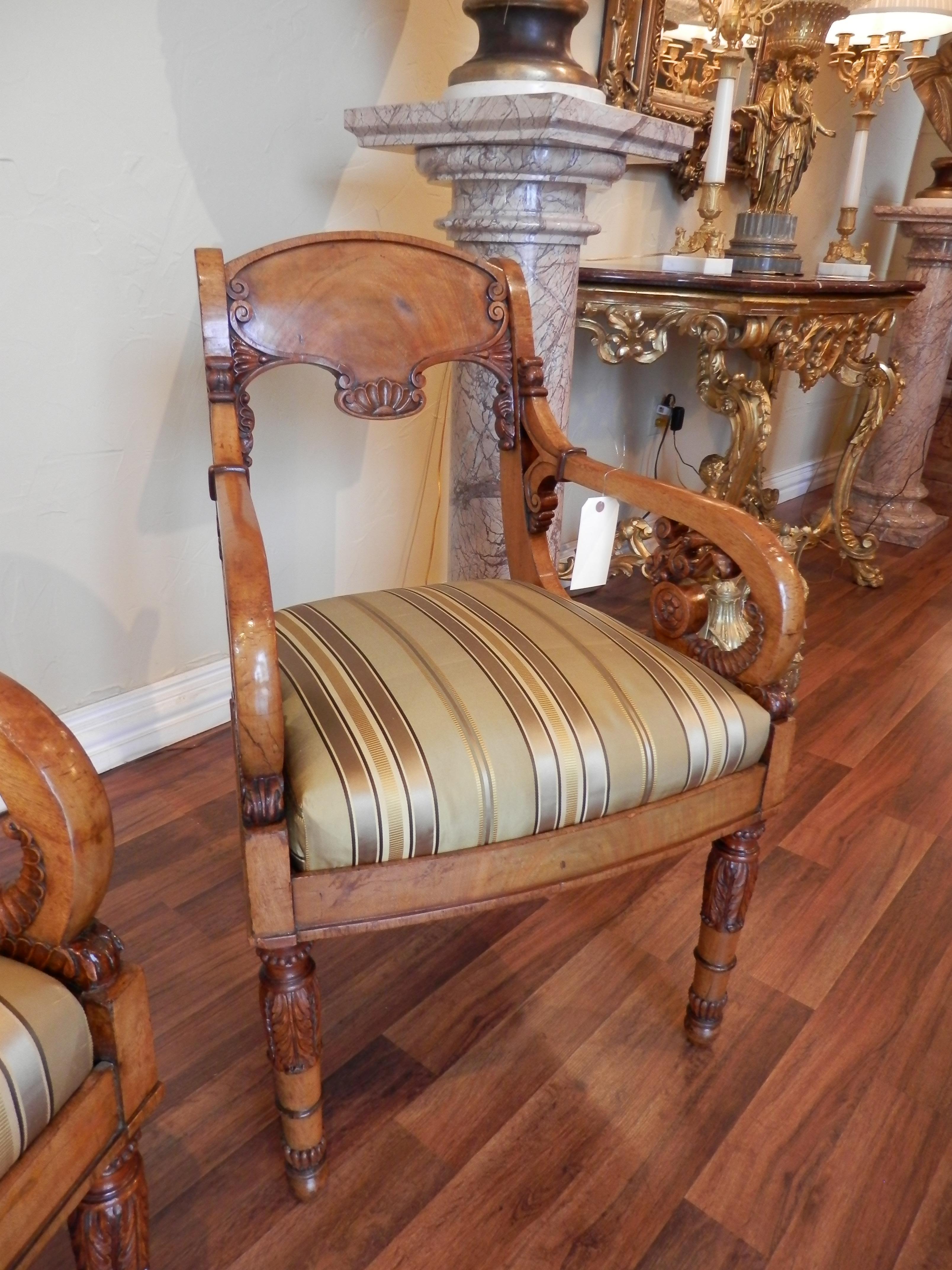 Paar seltene baltische neoklassizistische Stühle des frühen 19. Jahrhunderts (Handgeschnitzt) im Angebot