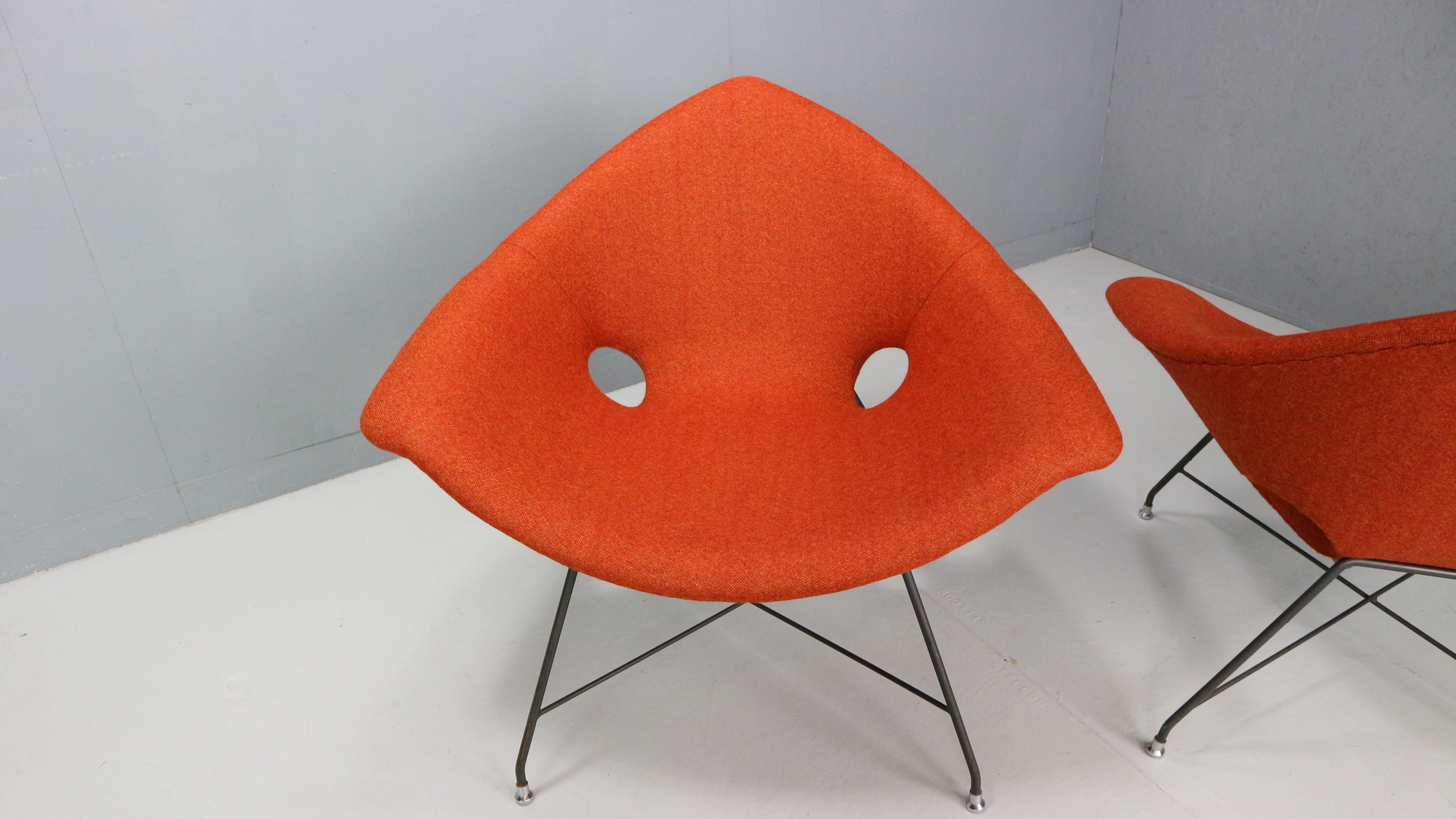Pair of rare easy chairs, Augusto Bozzi for Saporiti 1950s. Newly upholstered For Sale 6