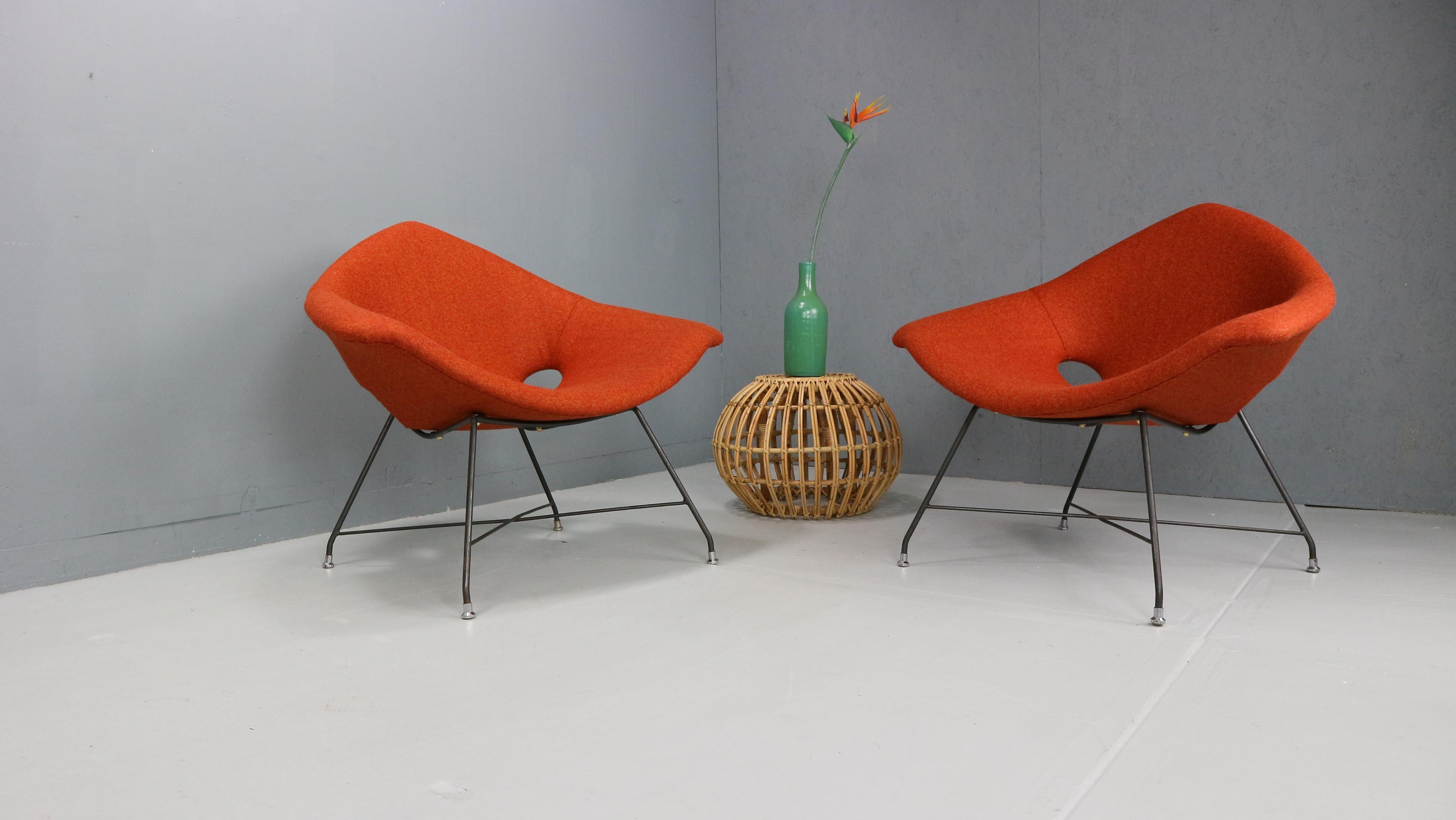 Mid-Century Modern Pair of rare easy chairs, Augusto Bozzi for Saporiti 1950s. Newly upholstered For Sale