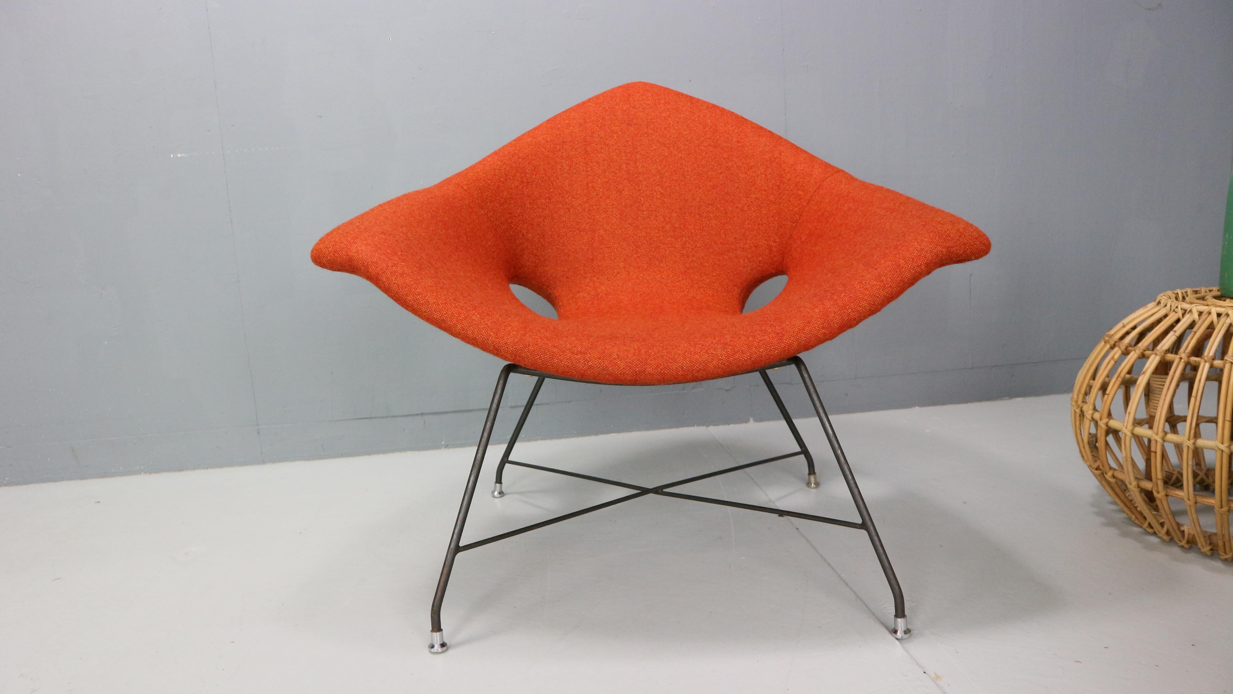 Italian Pair of rare easy chairs, Augusto Bozzi for Saporiti 1950s. Newly upholstered For Sale