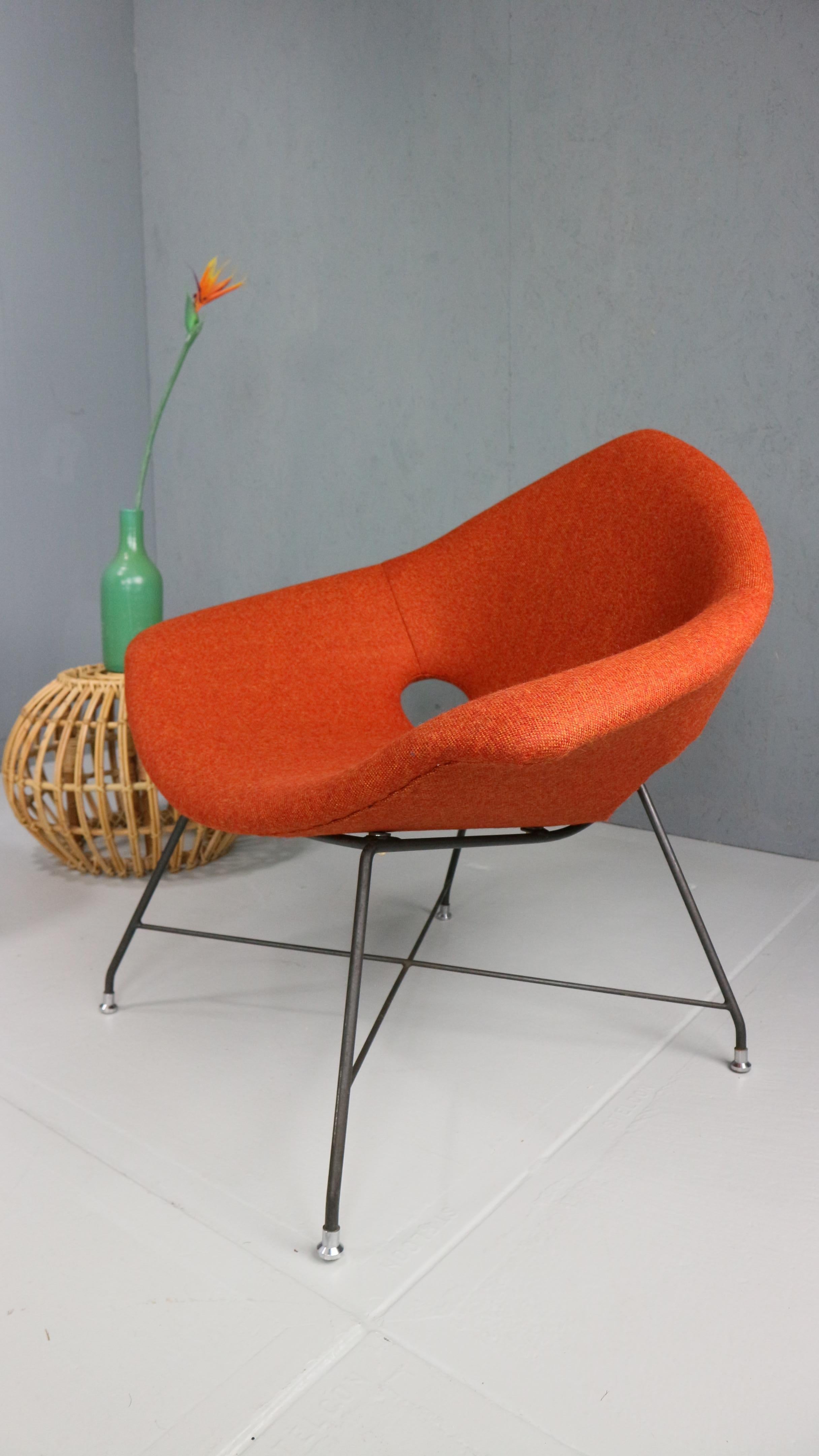 Pair of rare easy chairs, Augusto Bozzi for Saporiti 1950s. Newly upholstered In Good Condition For Sale In The Hague, NL