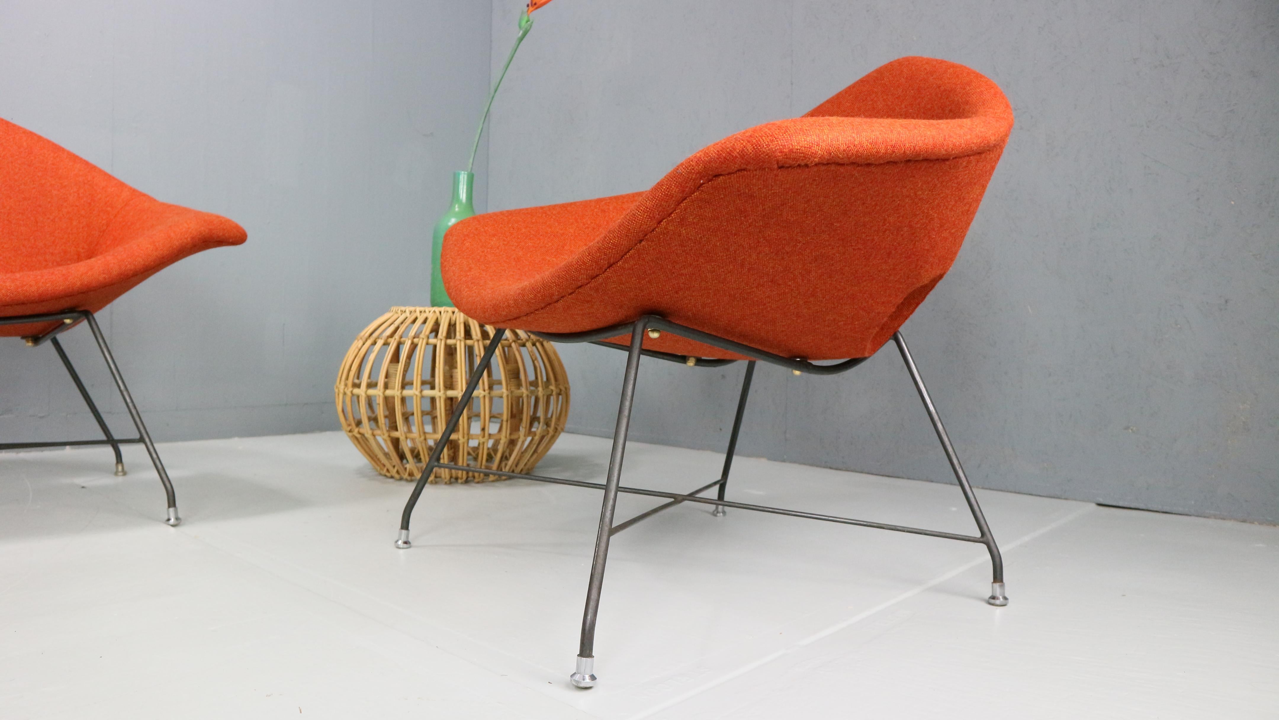 20th Century Pair of rare easy chairs, Augusto Bozzi for Saporiti 1950s. Newly upholstered For Sale