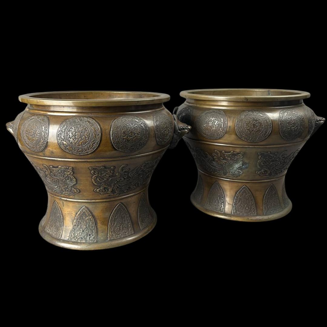 This exceptional pair of bronze hibachi (traditional Japanese braziers) dates back to the Edo period and features exquisite craftsmanship with intricate decorative details.

Each hibachi is adorned with finely cast reliefs of mythical beasts and