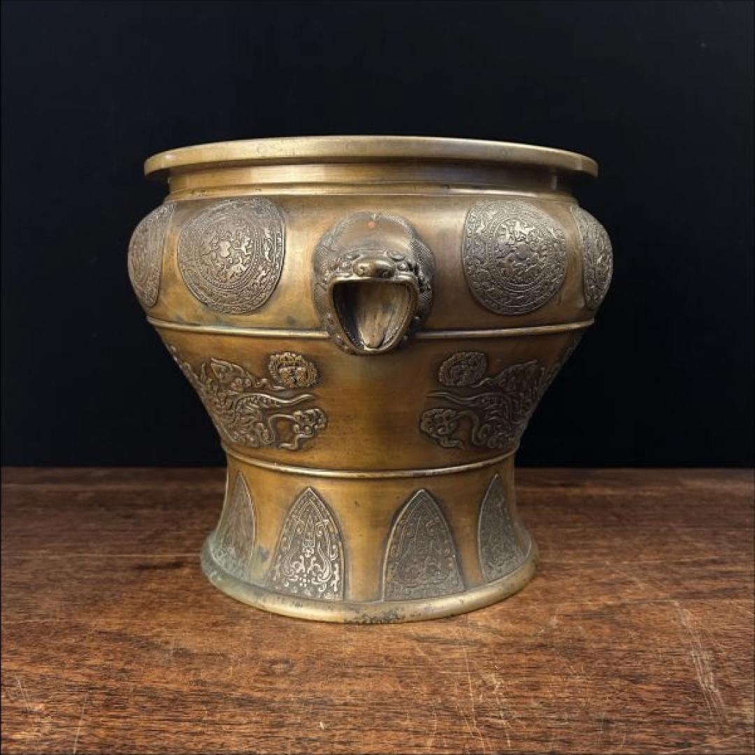 Pair of Rare Edo-Meiji Period Bronze Hibachi with Lion Handles In Good Condition For Sale In Fukuoka, JP