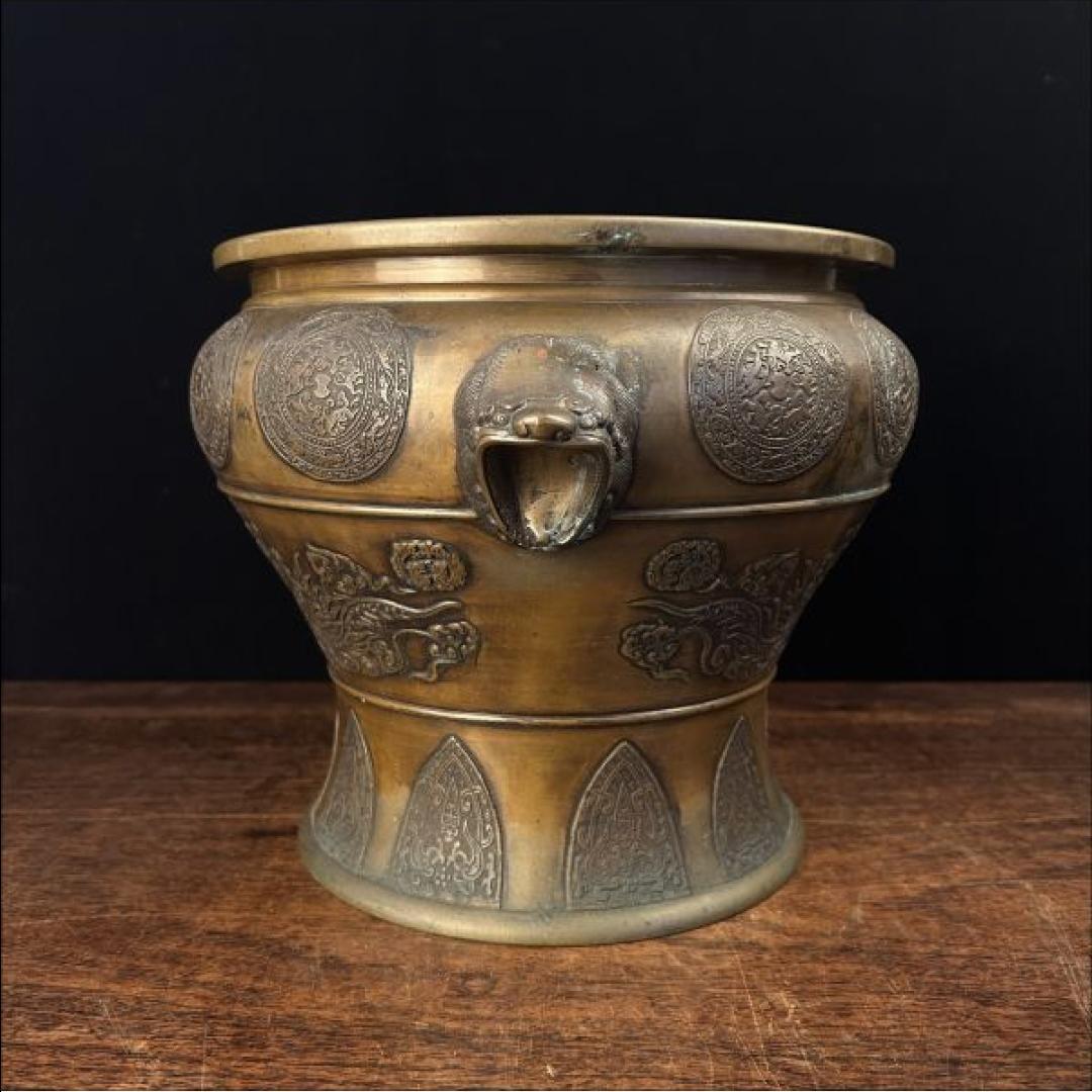 Pair of Rare Edo-Meiji Period Bronze Hibachi with Lion Handles For Sale 1