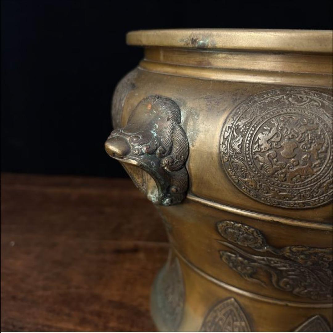 Pair of Rare Edo-Meiji Period Bronze Hibachi with Lion Handles For Sale 2