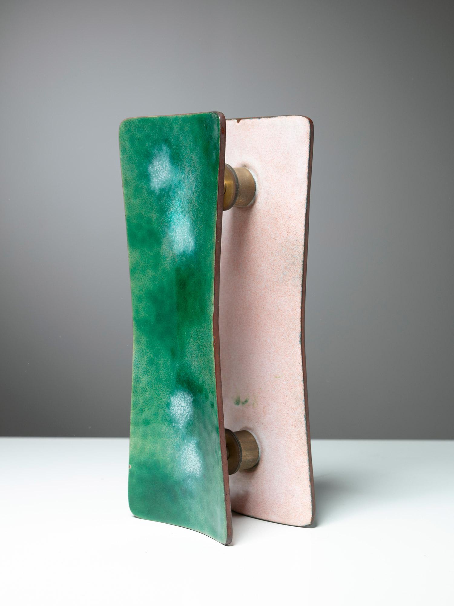 Raro juego de dos tiradores de puerta de Paolo De Poli para VIS.
Placas de cobre con magníficos esmaltes verdes y rosas.
Las piezas pueden utilizarse como opuestas en puertas de cristal o metal, o una al lado de la otra.
Literatura disponible previa