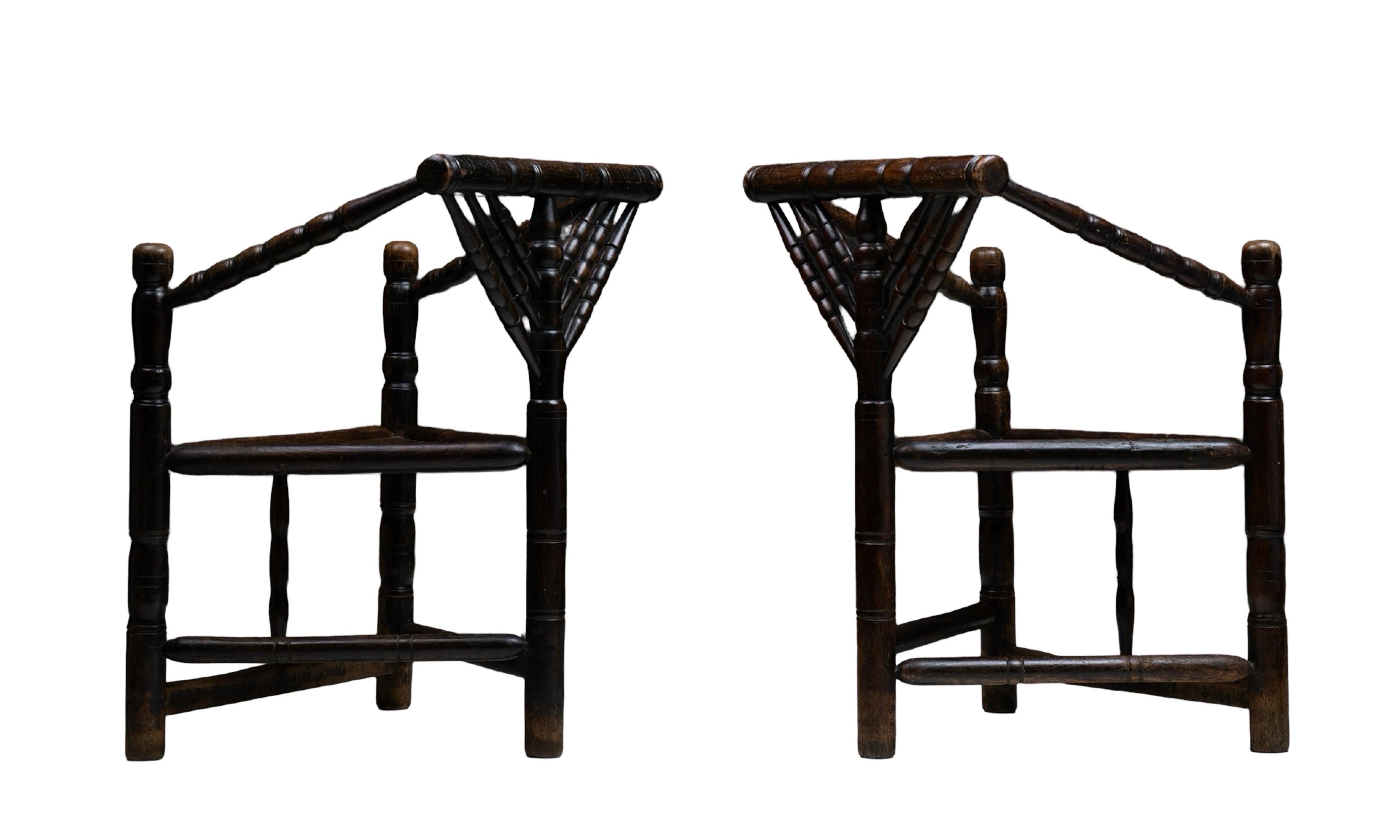 Paire de rares chaises tripodes anglaises de Turner Circa 1890 Modernity en vente 3