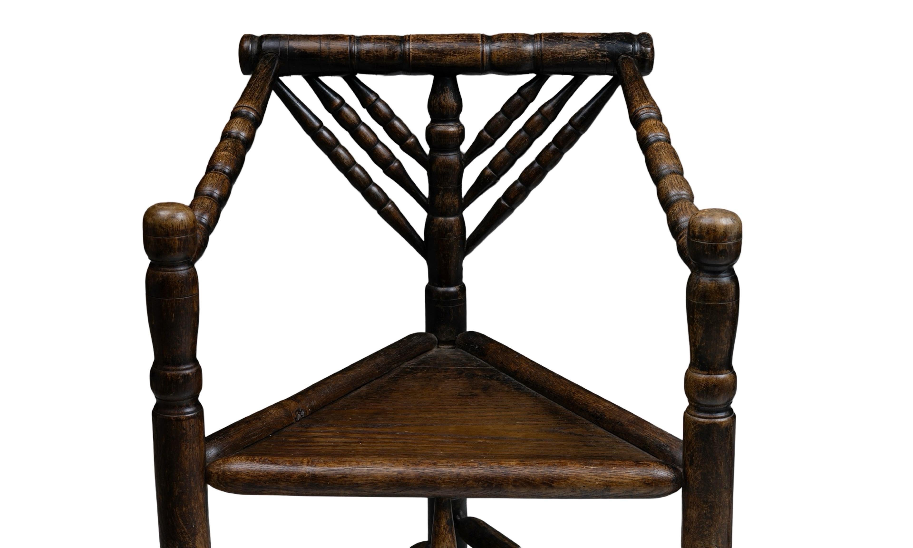 Paire de rares chaises tripodes anglaises de Turner Circa 1890 Modernity en vente 4