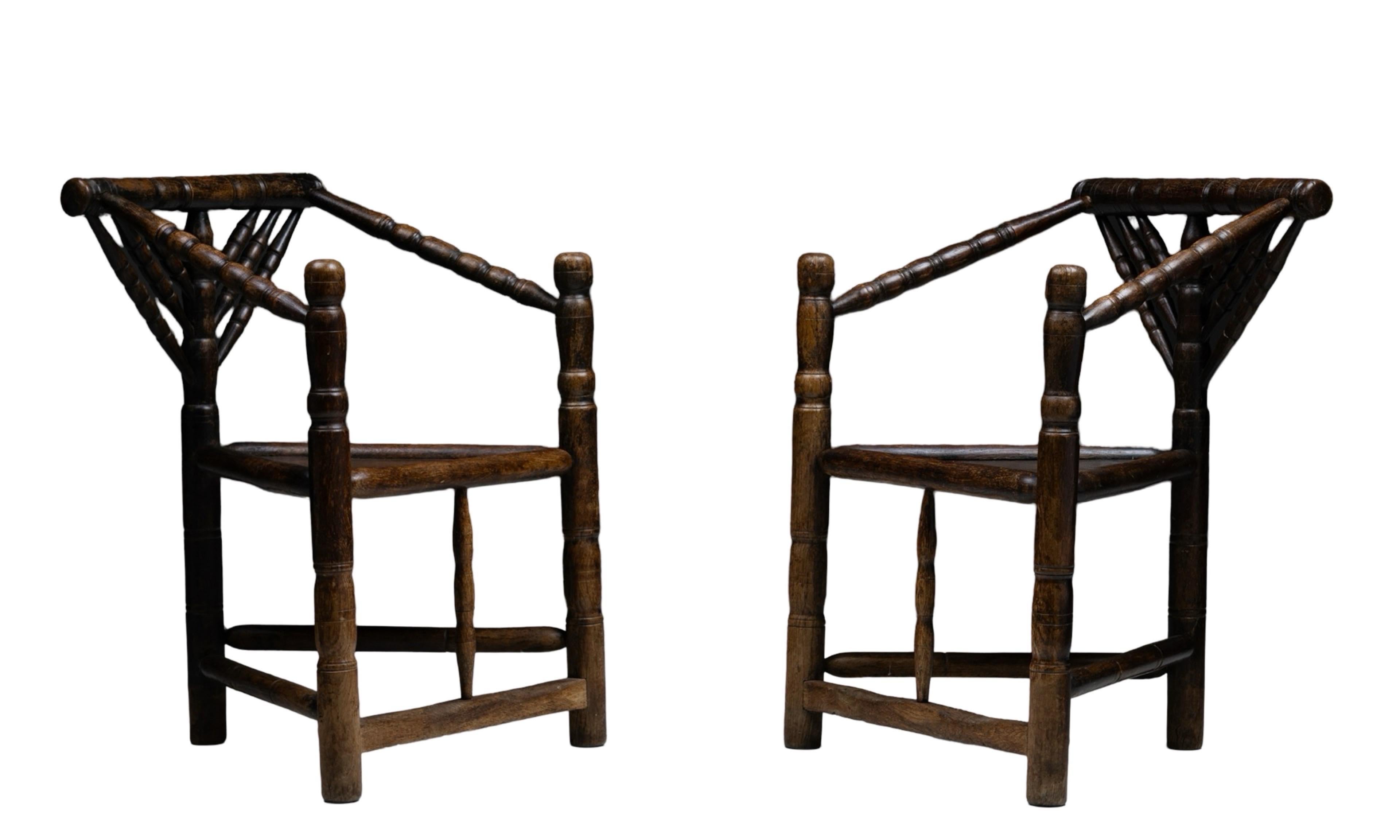 Paire de rares chaises tripodes anglaises de Turner Circa 1890 Modernity en vente 5