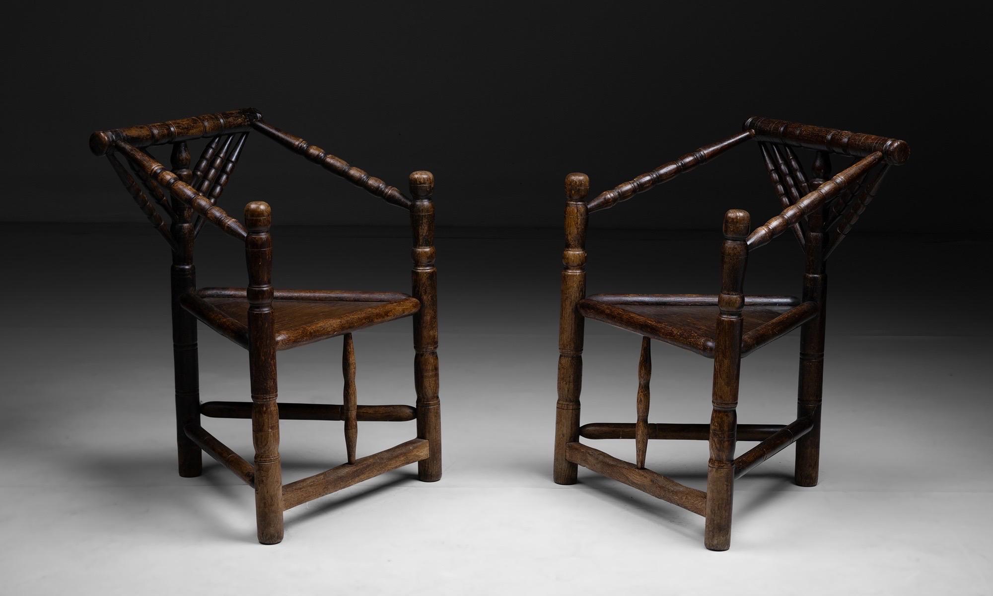 Paire de rares chaises tripodes anglaises de Turner Circa 1890 Modernity en vente 6