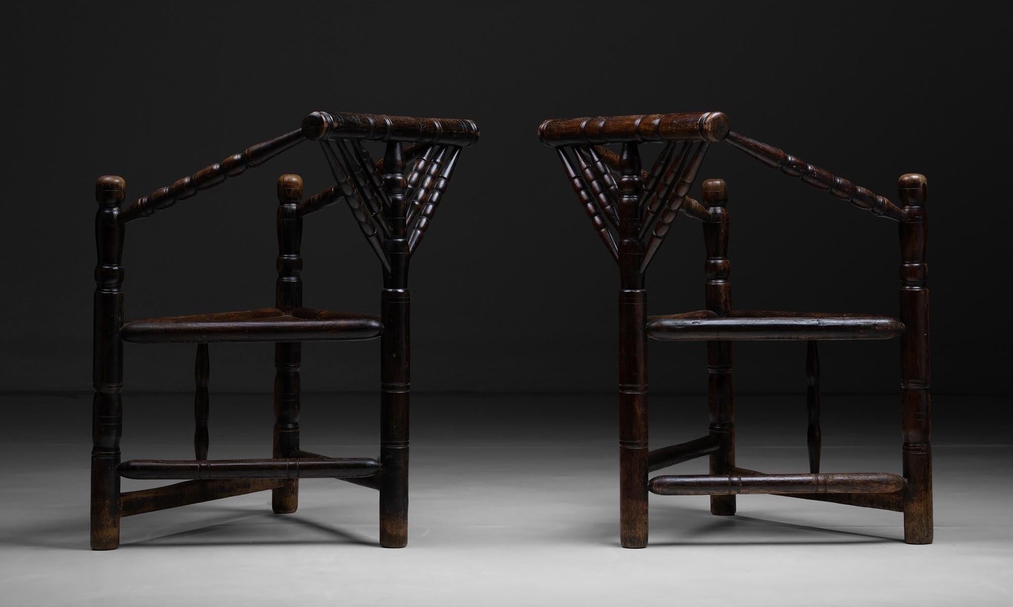 Paire de rares chaises tripodes anglaises de Turner Circa 1890 Modernity en vente 7