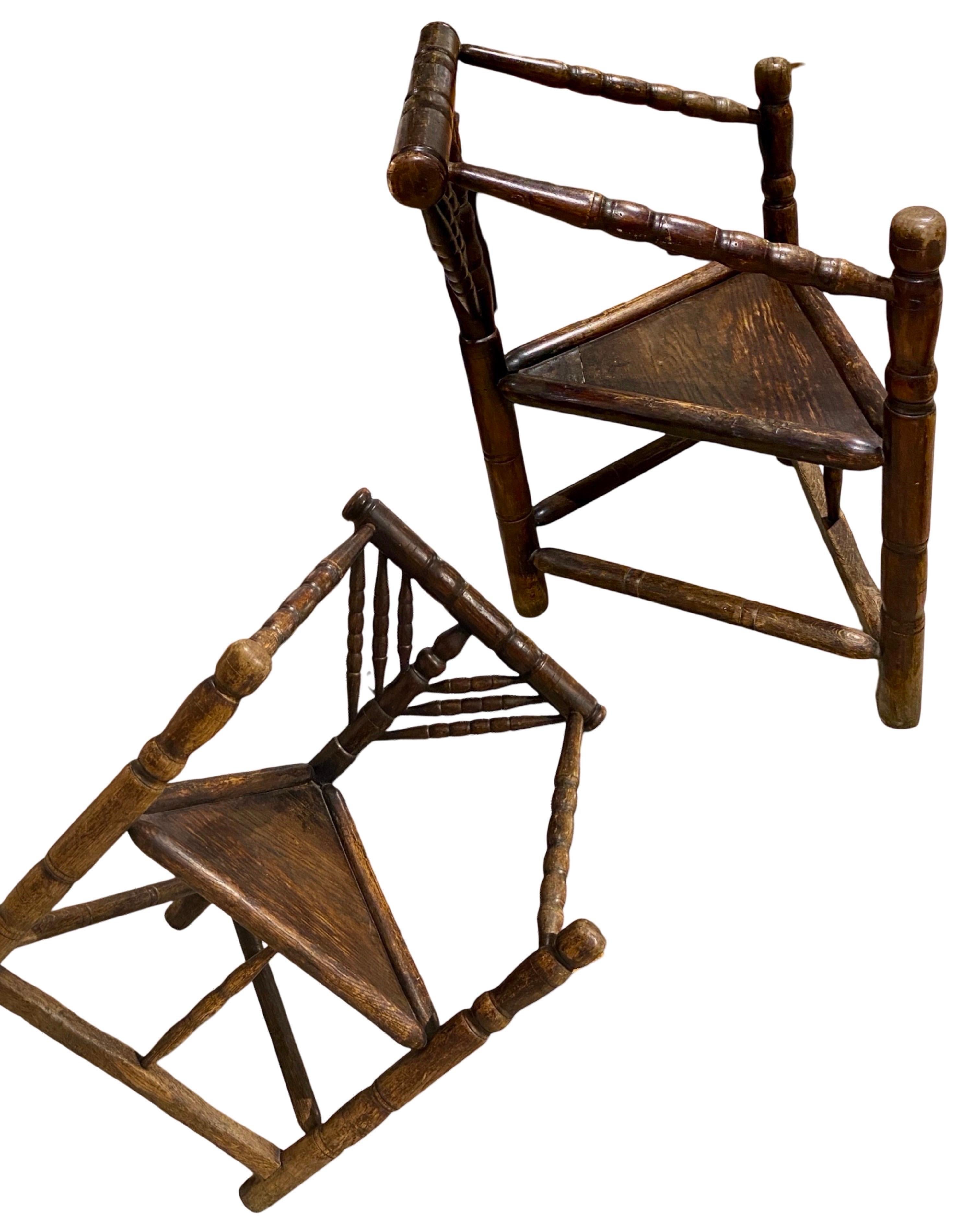 Jacobéen Paire de rares chaises tripodes anglaises de Turner Circa 1890 Modernity en vente