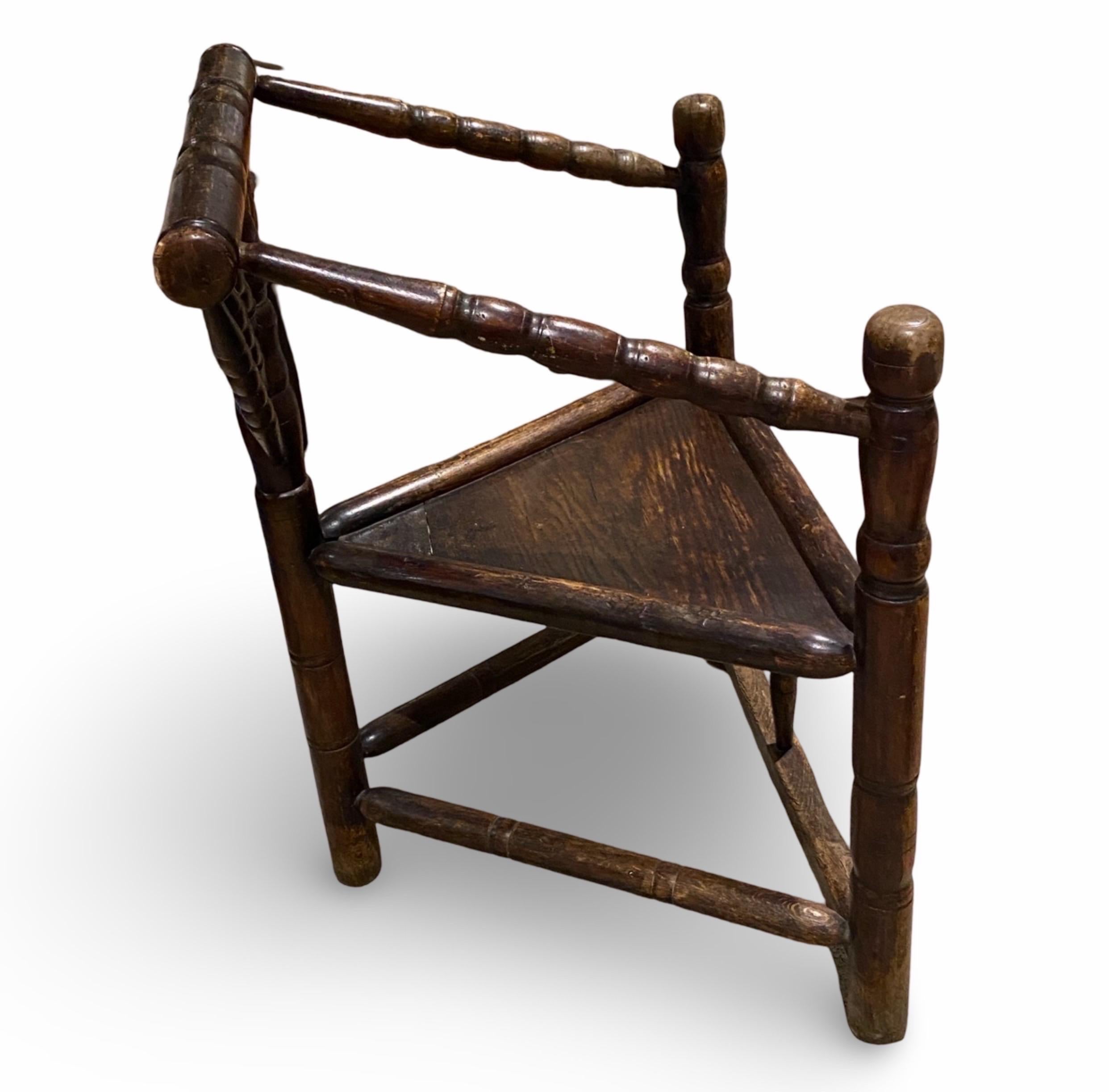 Anglais Paire de rares chaises tripodes anglaises de Turner Circa 1890 Modernity en vente