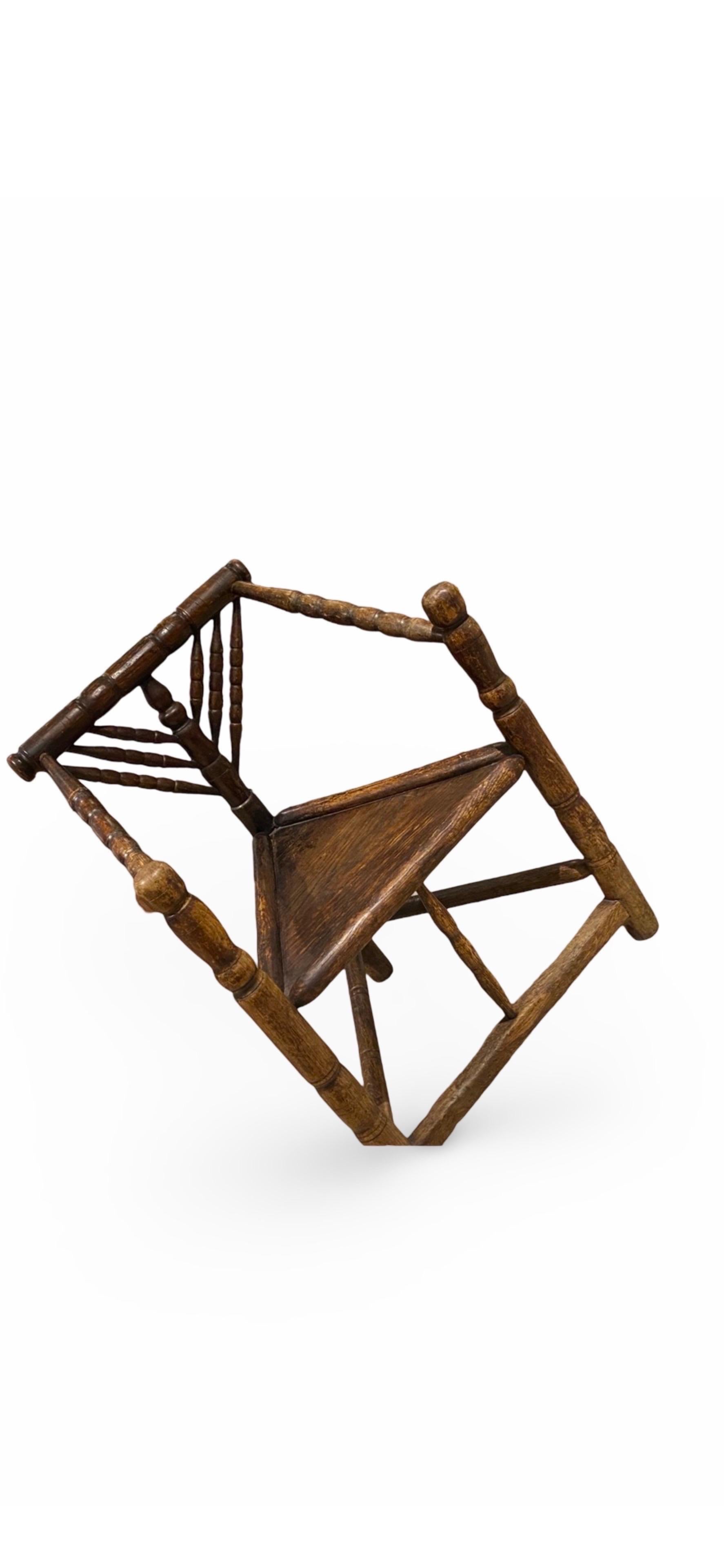 Fait main Paire de rares chaises tripodes anglaises de Turner Circa 1890 Modernity en vente