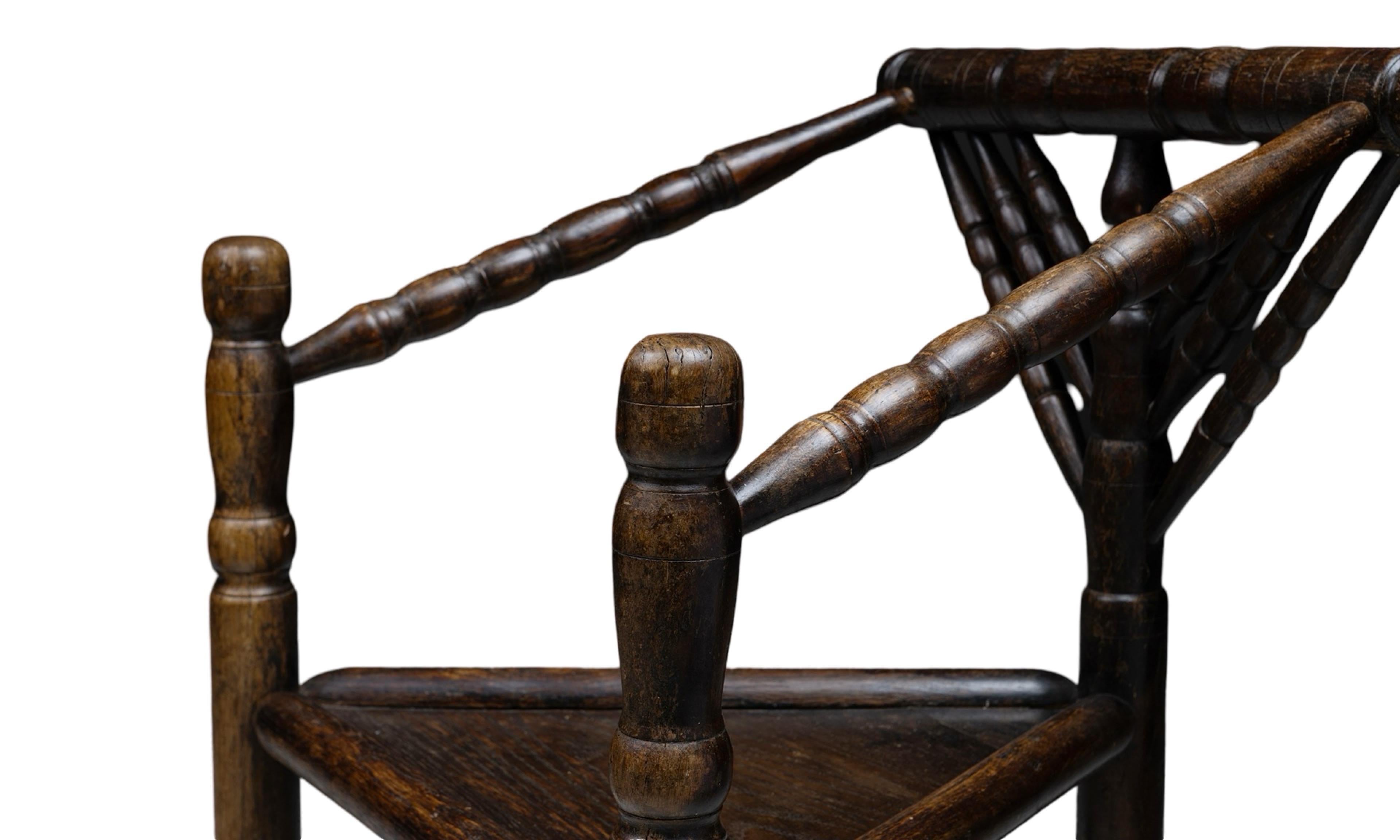 Bois Paire de rares chaises tripodes anglaises de Turner Circa 1890 Modernity en vente