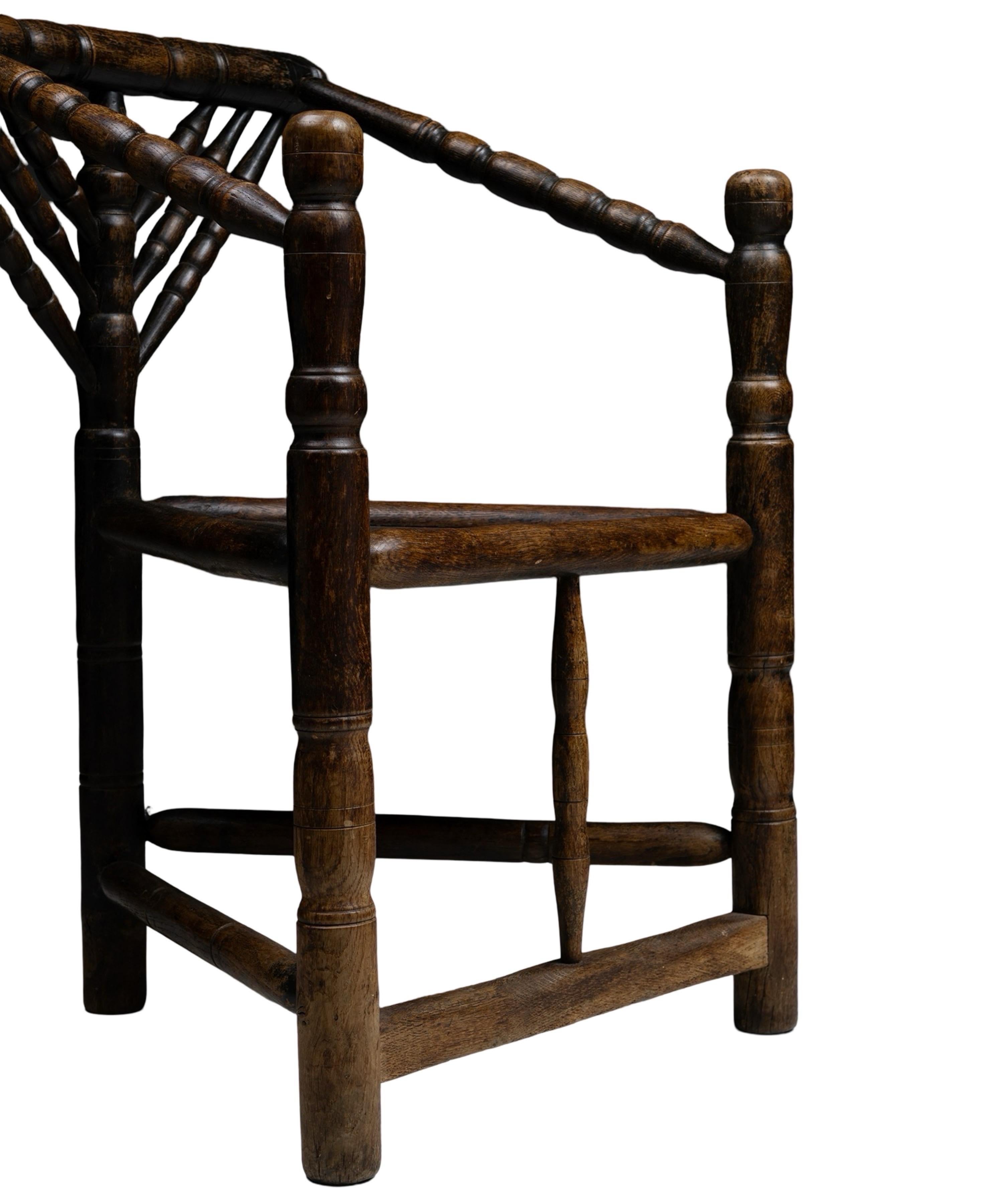 Paire de rares chaises tripodes anglaises de Turner Circa 1890 Modernity en vente 1