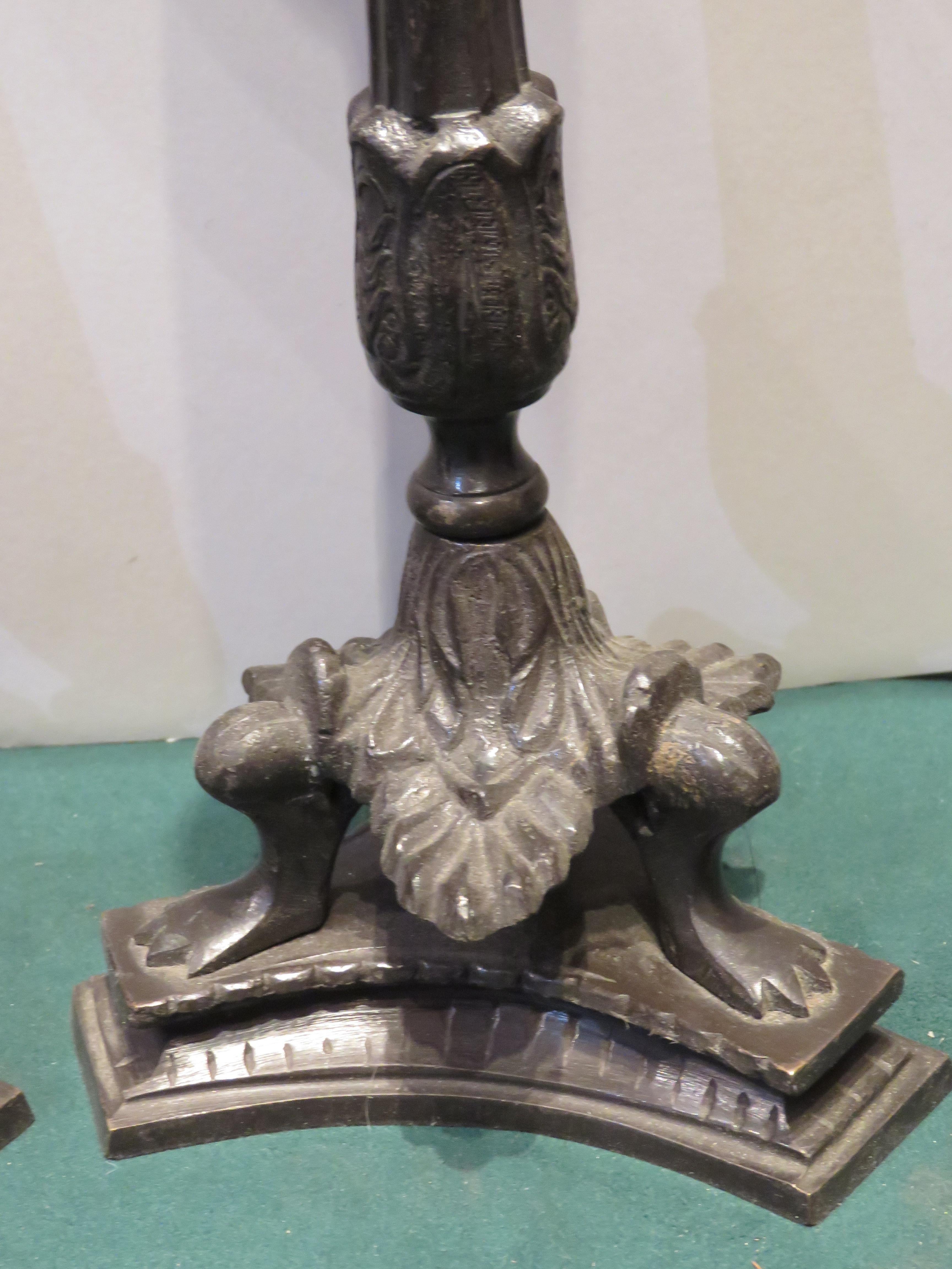 Italiano Coppia di rari candelieri a gamba di rana in bronzo, unici nel loro genere, provenienti da una proprietà di NYC in vendita