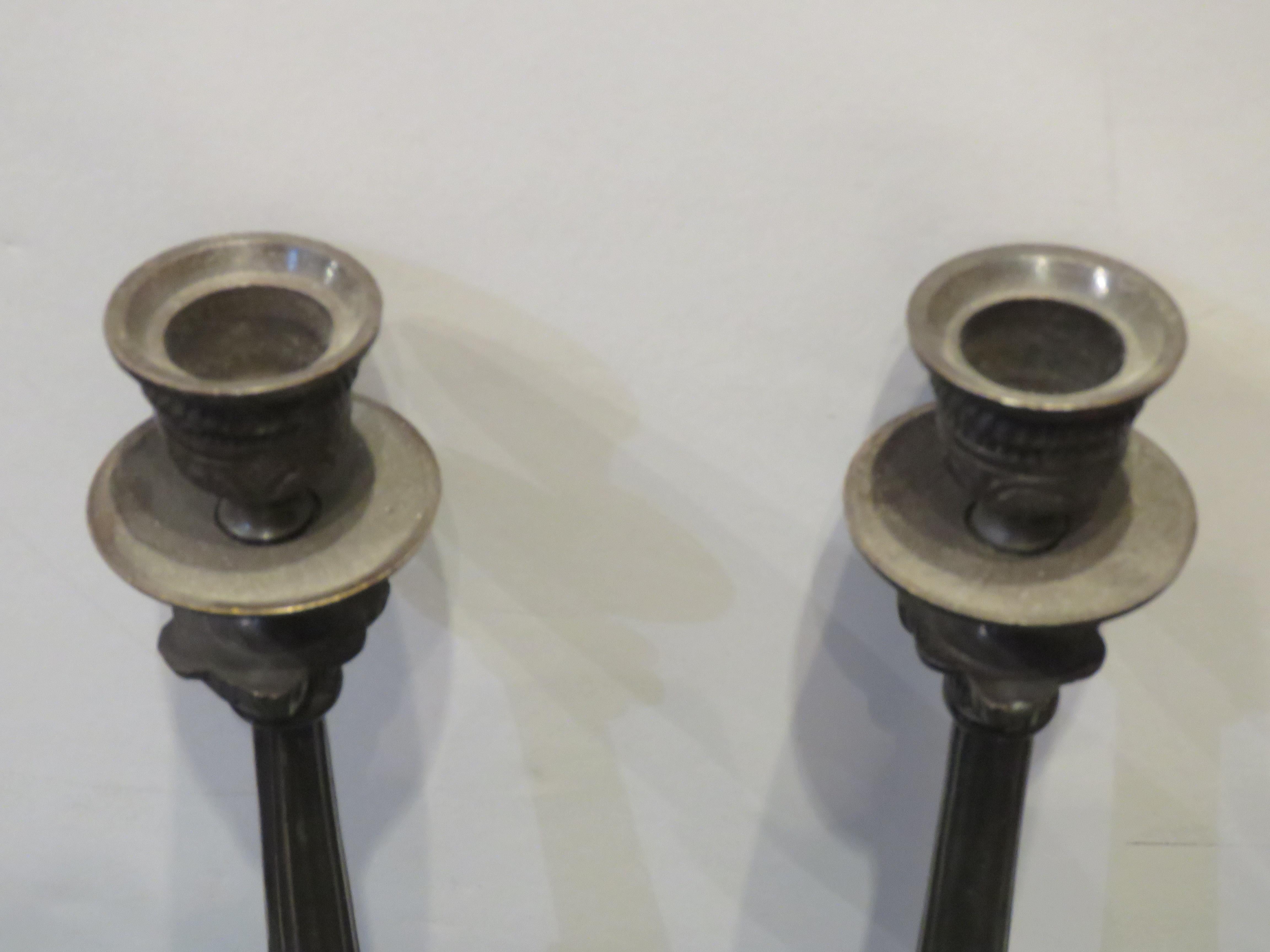 Porcellana Coppia di rari candelieri a gamba di rana in bronzo, unici nel loro genere, provenienti da una proprietà di NYC in vendita