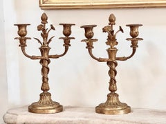 Ein Paar seltener zweilichtiger Kerzenleuchter aus vergoldeter Bronze von Eugène Bazart im Stil Ludwigs XVI.