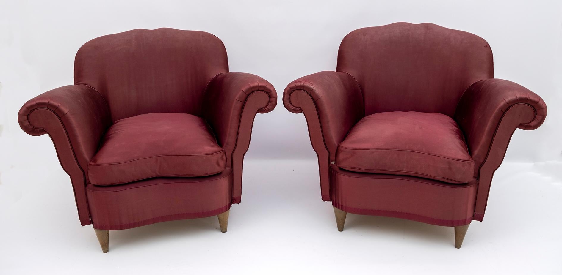 Beautiful pair of armchairs designed by Federico Munari in the early 1950s, this model is very rare and is one of the first models designed by Munari. The satin covering is original from the time but it is recommended to replace it as you can see