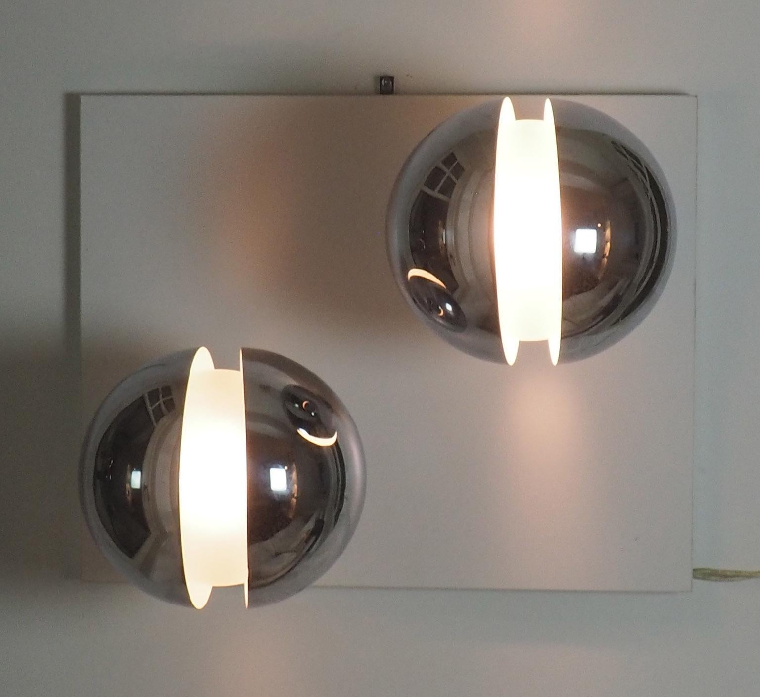 Mid-Century Modern Pair of Rare Fontana Arte Wall Lamps Diaframma by G.Piero & A. Monti Milano 1968