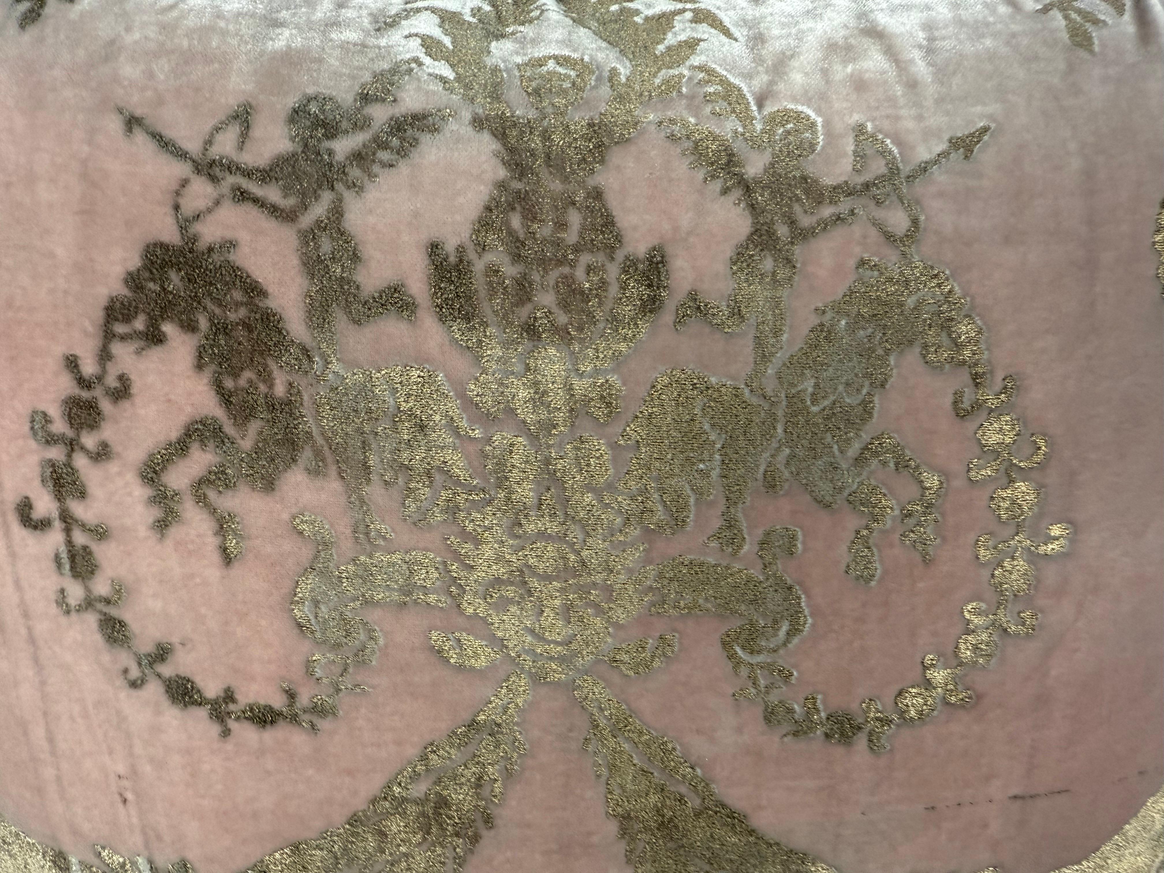 Neoclassico Coppia di rari cuscini di velluto Fortuny in vendita